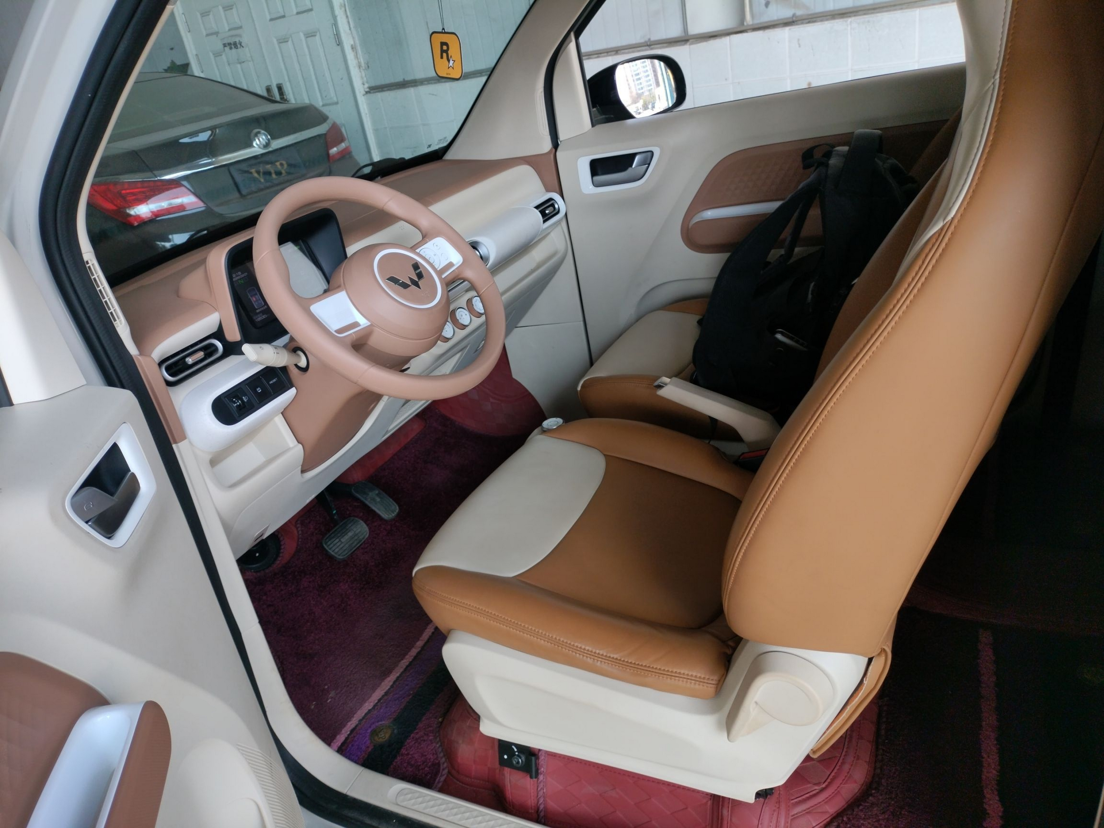 المقاعد الأمامية داخل السيارة