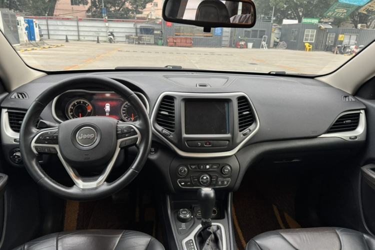 Used  Cherokee 2016 2.4L Professional Smart Version
