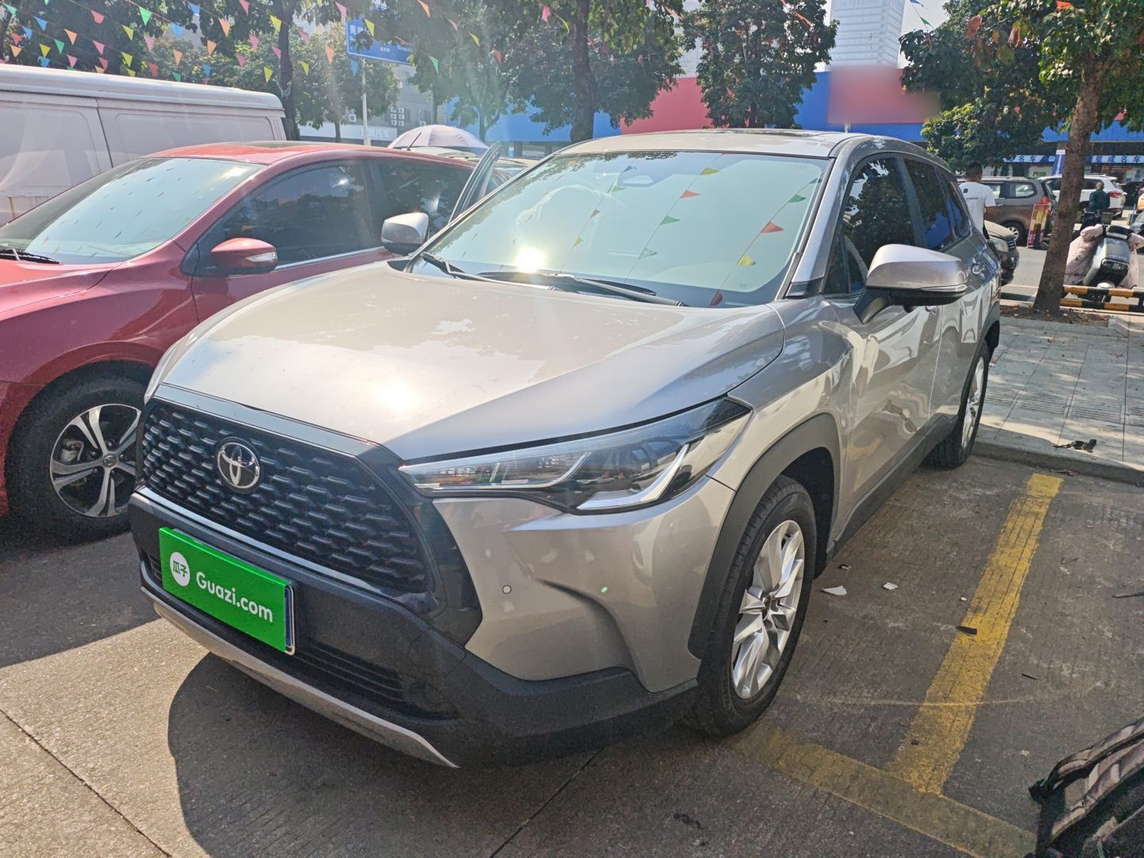 تحت مقدمة السيارة