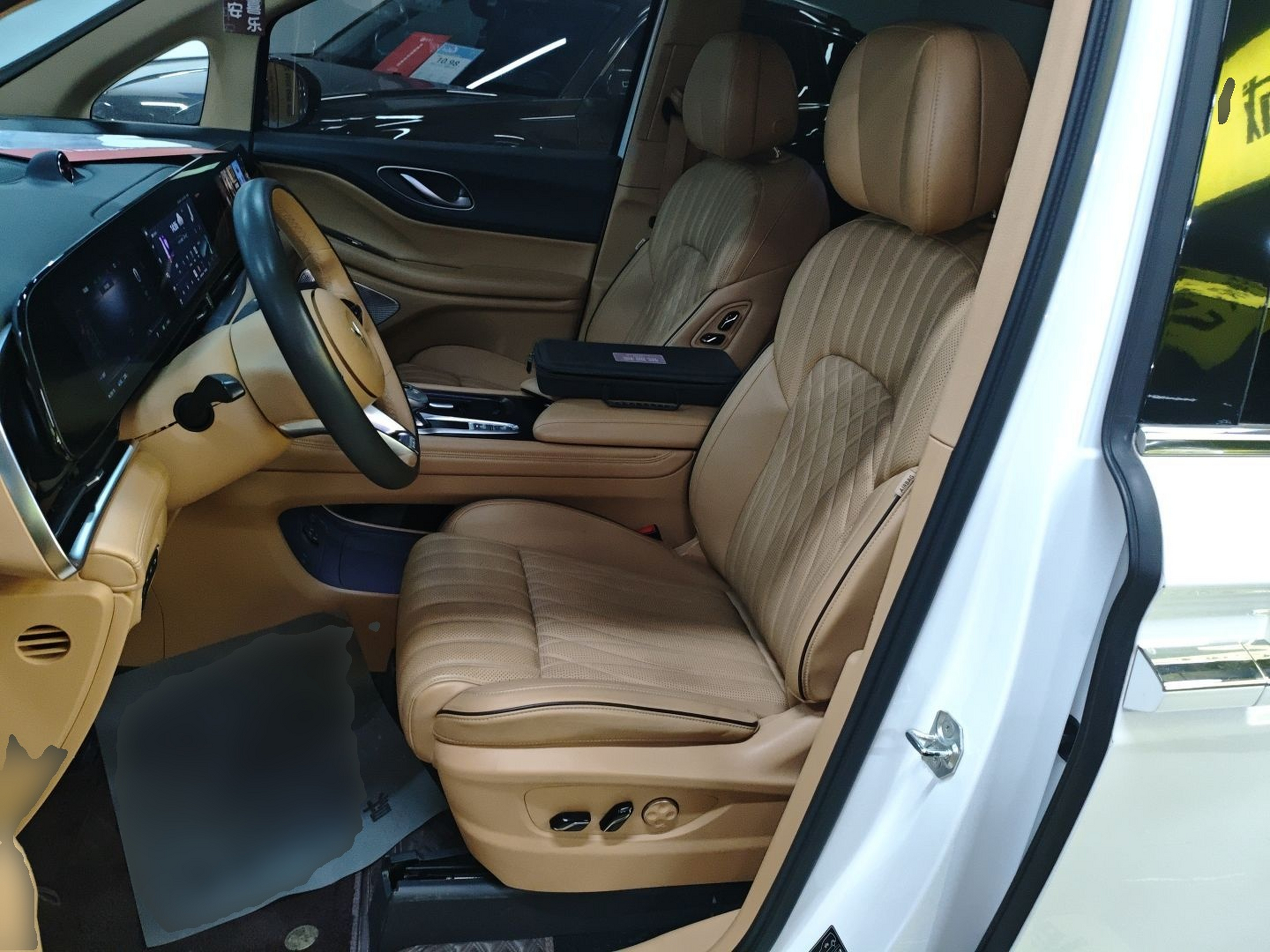 المقاعد الأمامية داخل السيارة