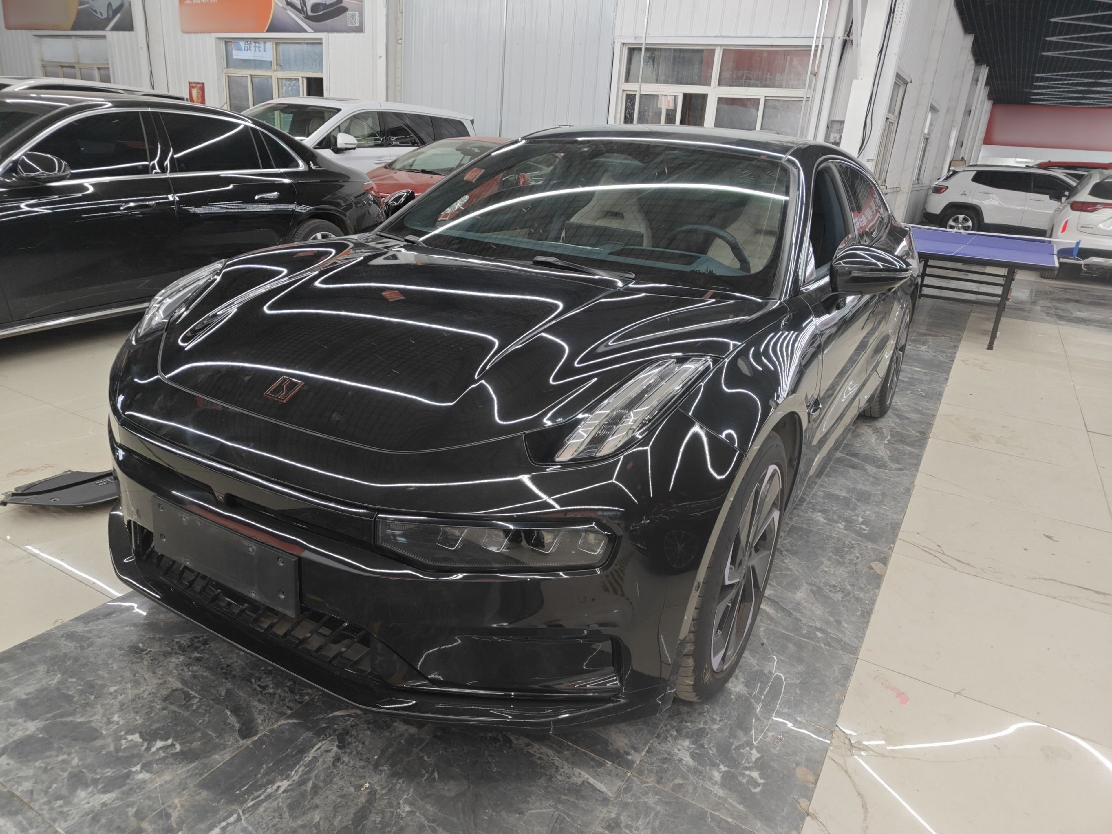 تحت مقدمة السيارة