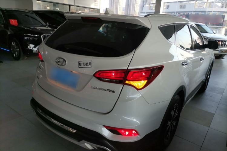 Used Hyundai Santa Fe 2017 2.0T Automatic Two-Wheel Drive Smart Version 7 Seats