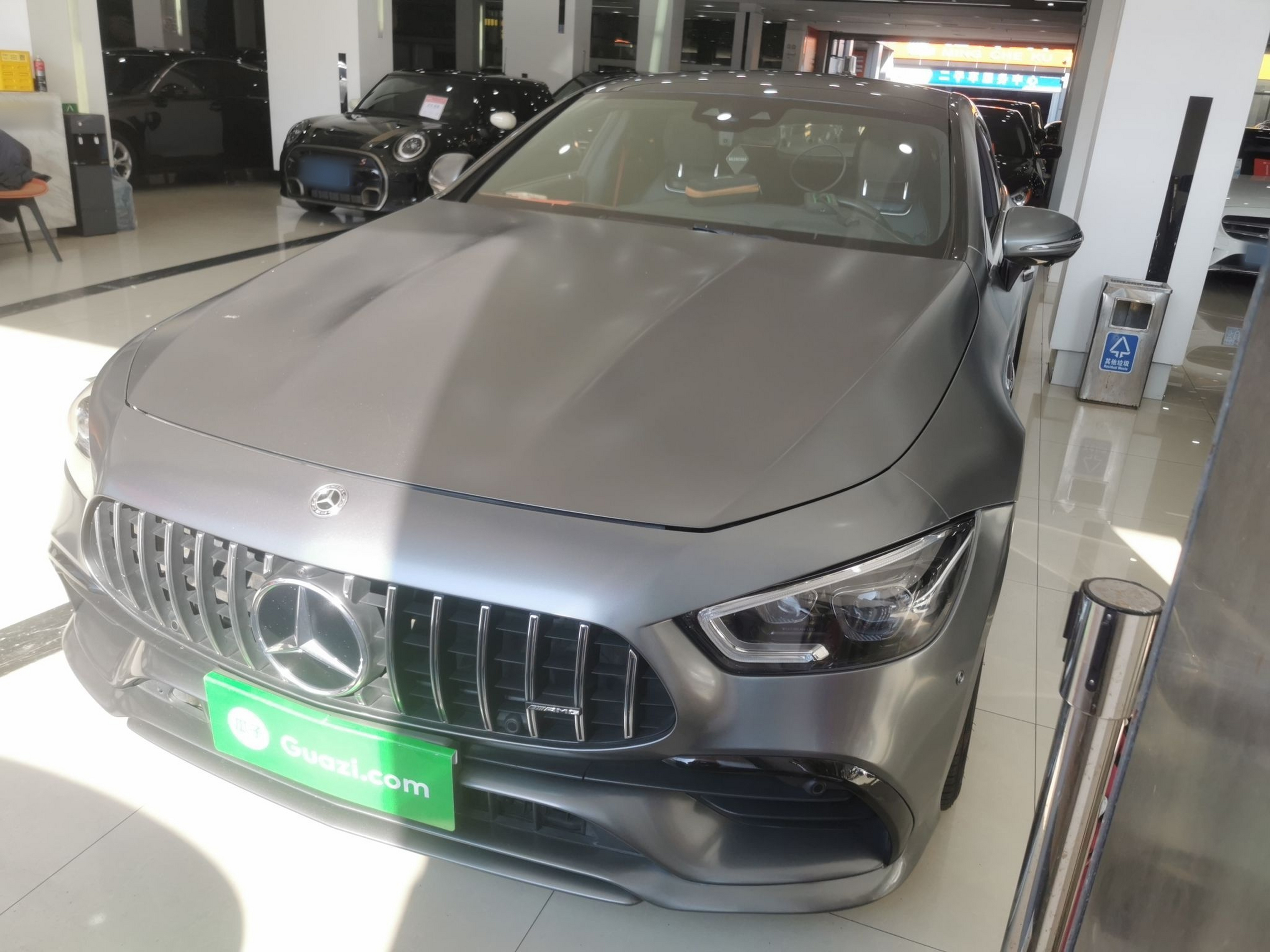 تحت مقدمة السيارة