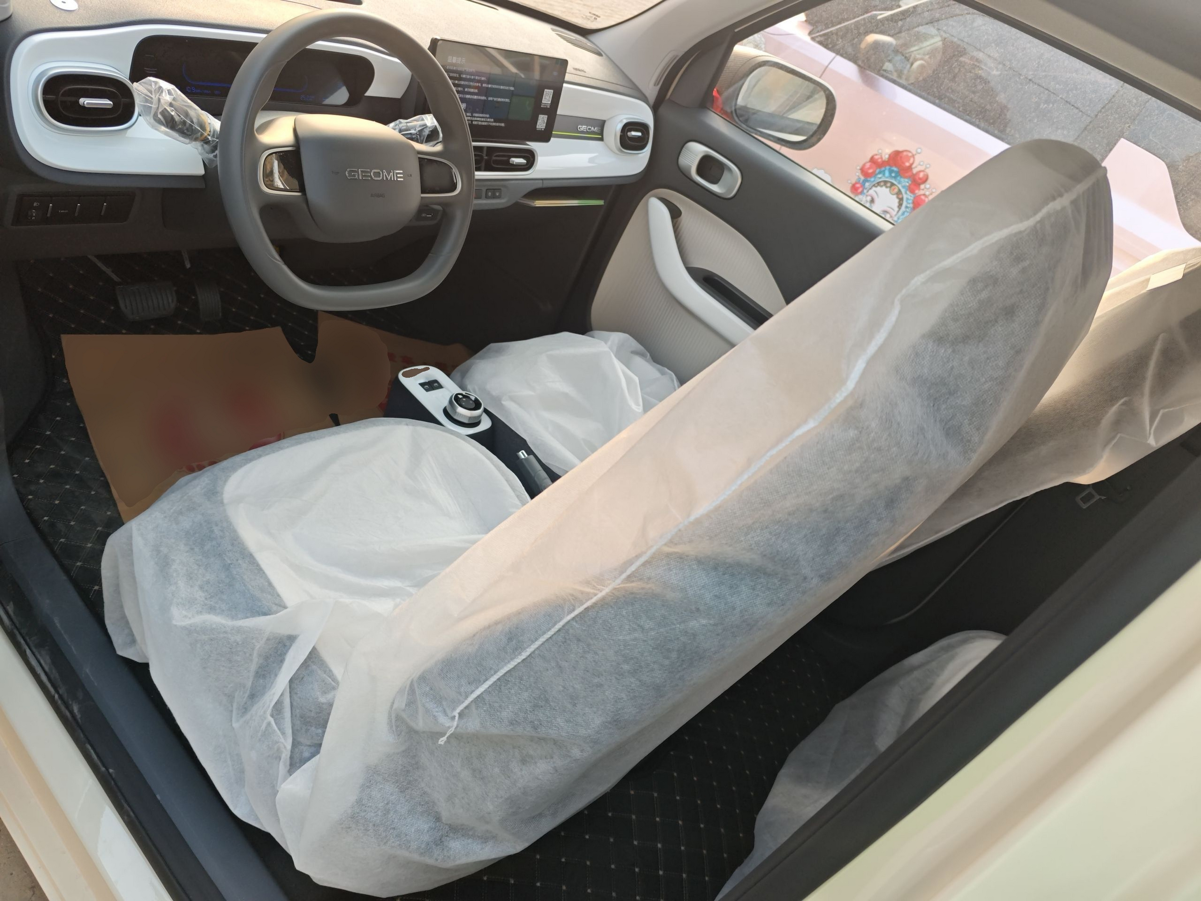 المقاعد الأمامية داخل السيارة