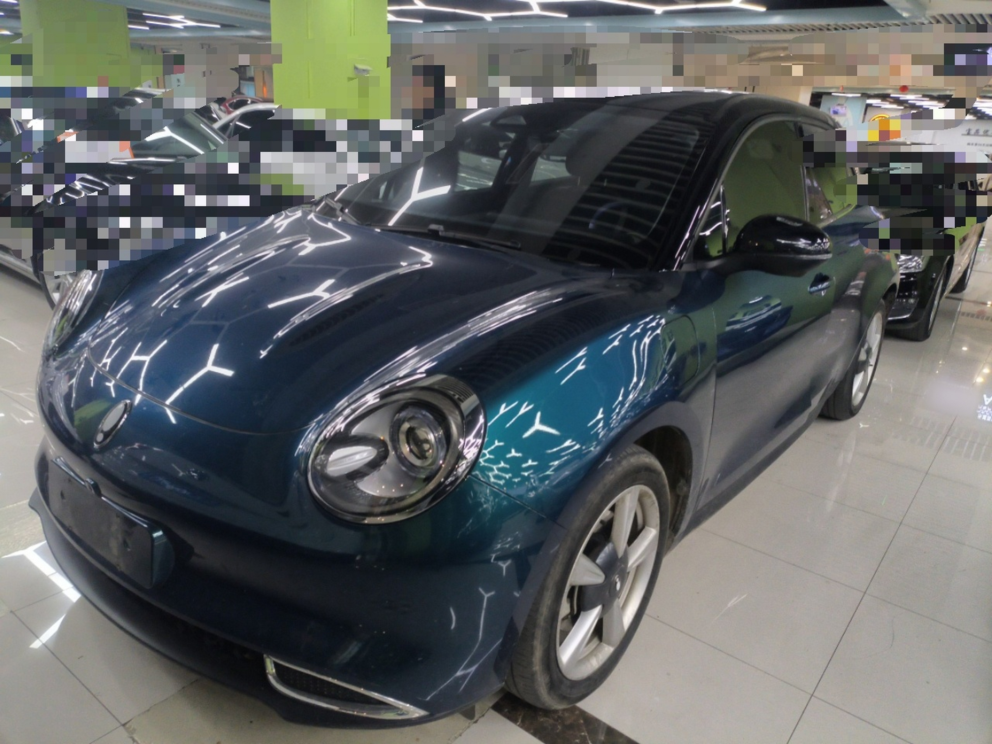 تحت مقدمة السيارة