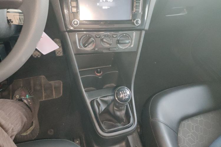 Used Volkswagen Santana 2015 1.6L Manual Comfort Edition
