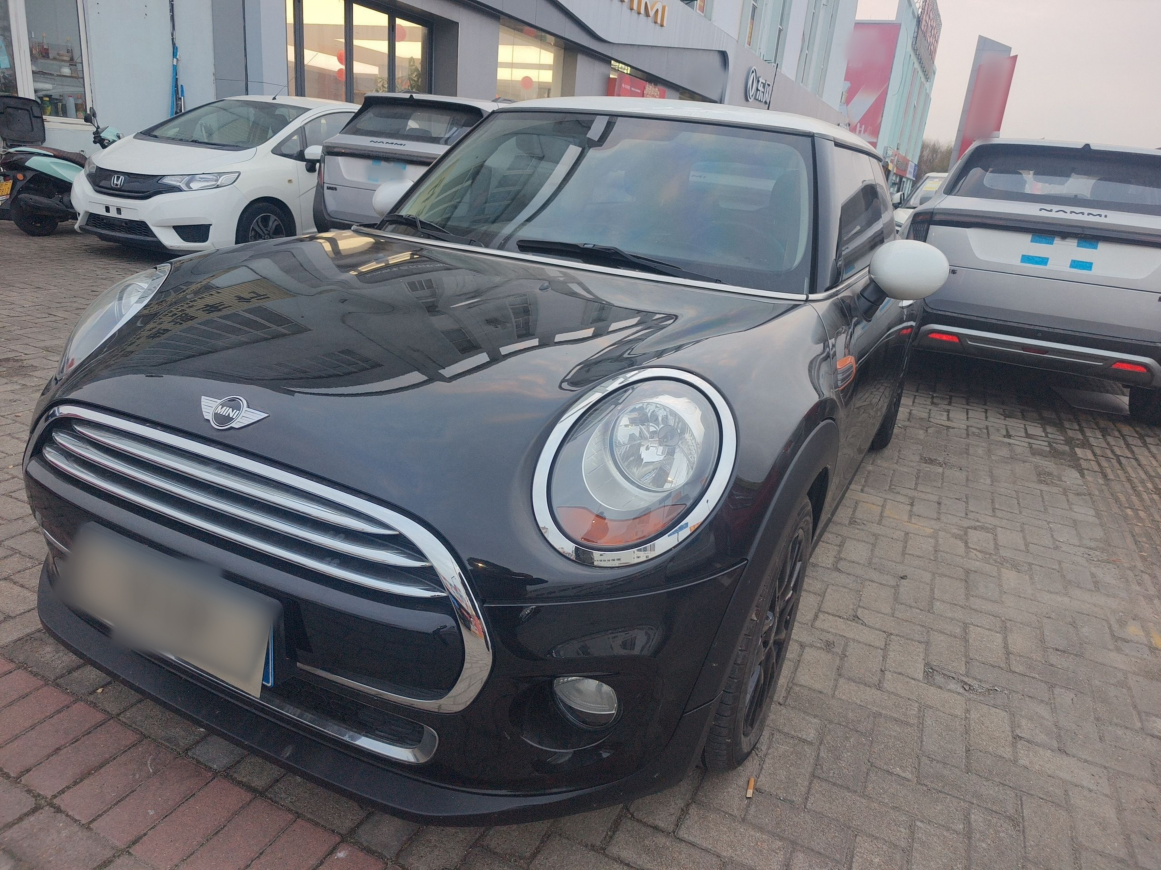 Под передней частью автомобиля