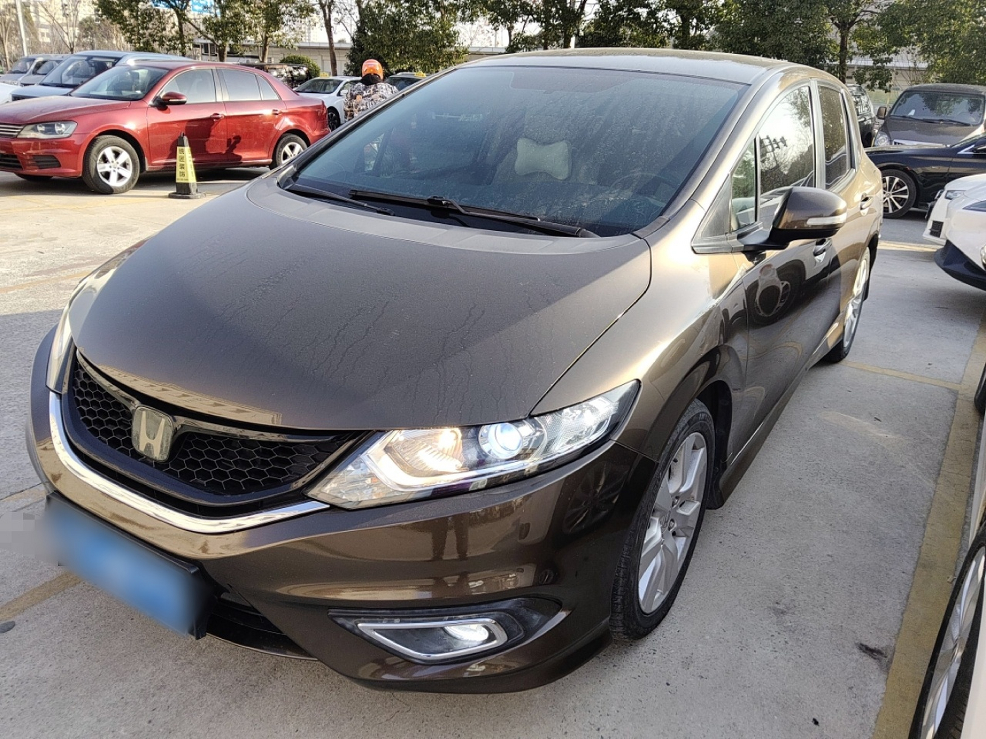 Под передней частью автомобиля