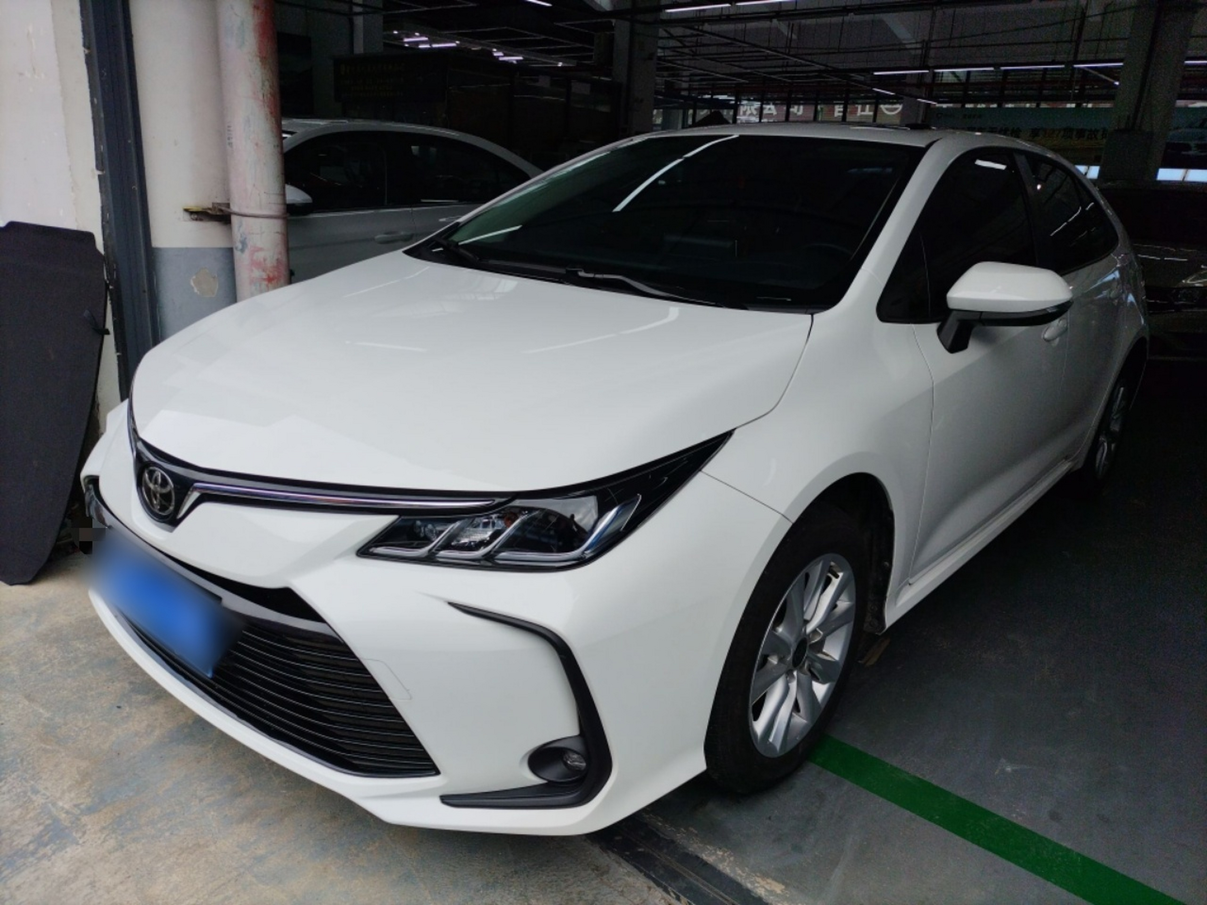 تحت مقدمة السيارة