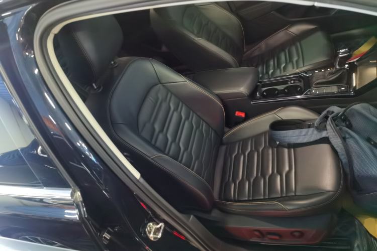 Used Volkswagen Passat 2020 Facelift 330TSI Elite Edition China VI Standard
