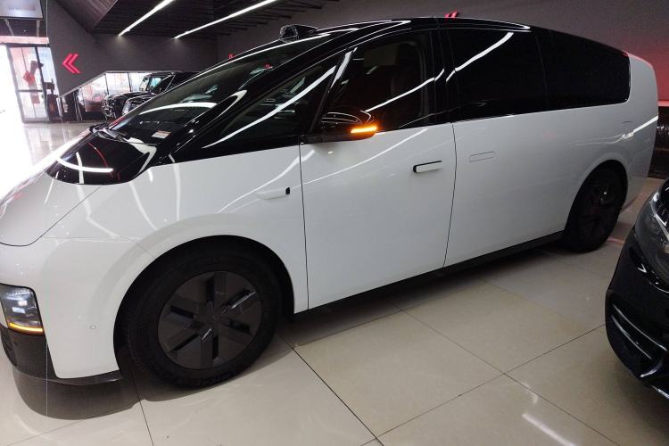 Used Li Auto MEGA 2024 Ultra Model
