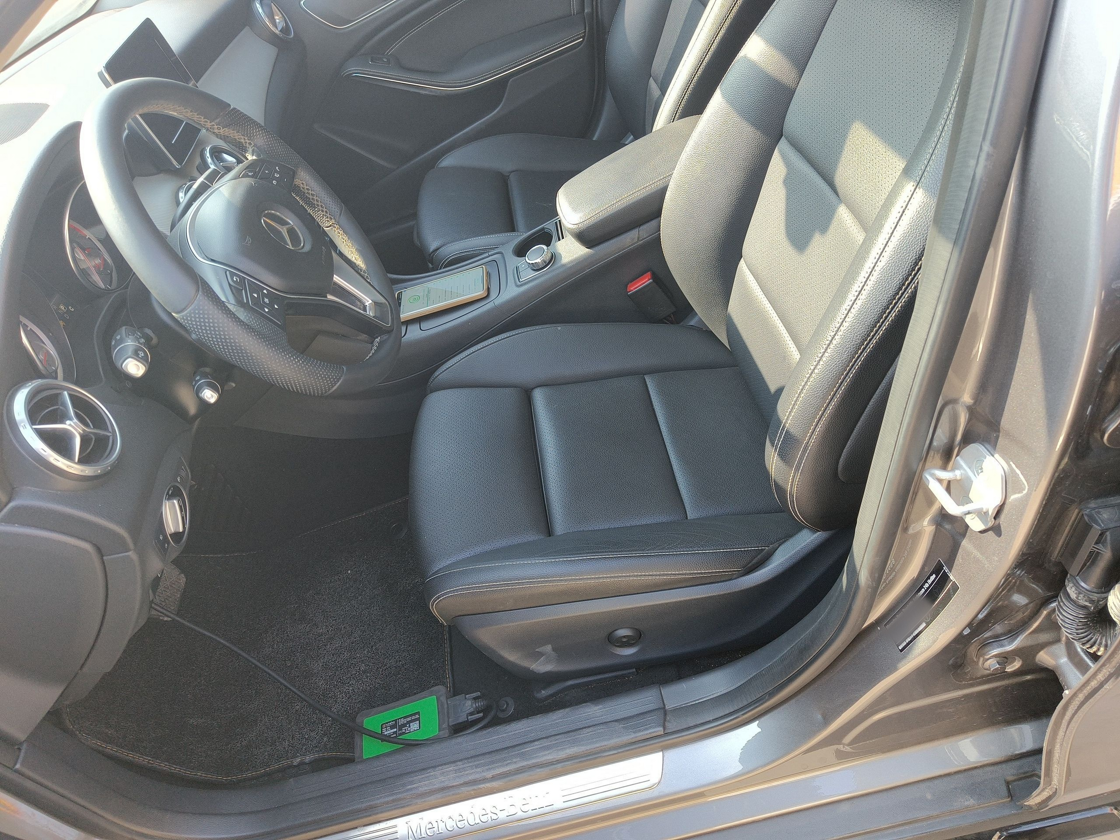 Переднее сиденье в автомобиле