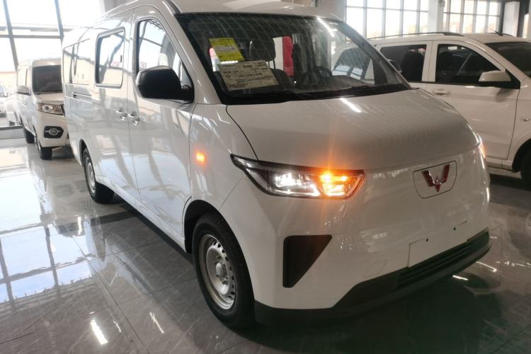 Used Wuling Yangguang 2024 300KM Comfort Version Passenger Van 75kW
