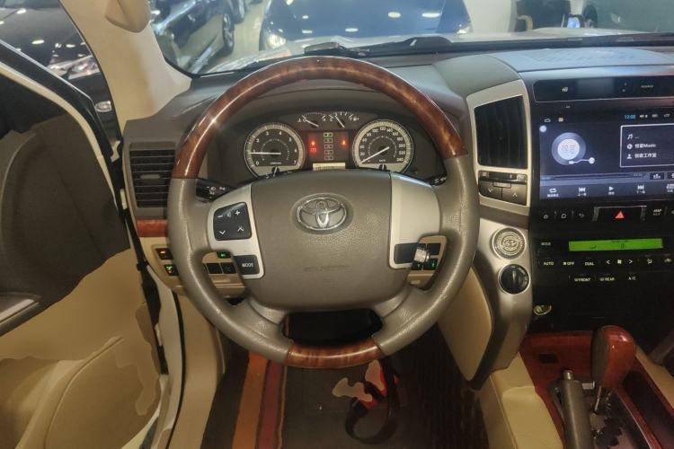 Used Toyota Land Cruiser 2015 4.0L VX-R 8-Seater Middle East Version
