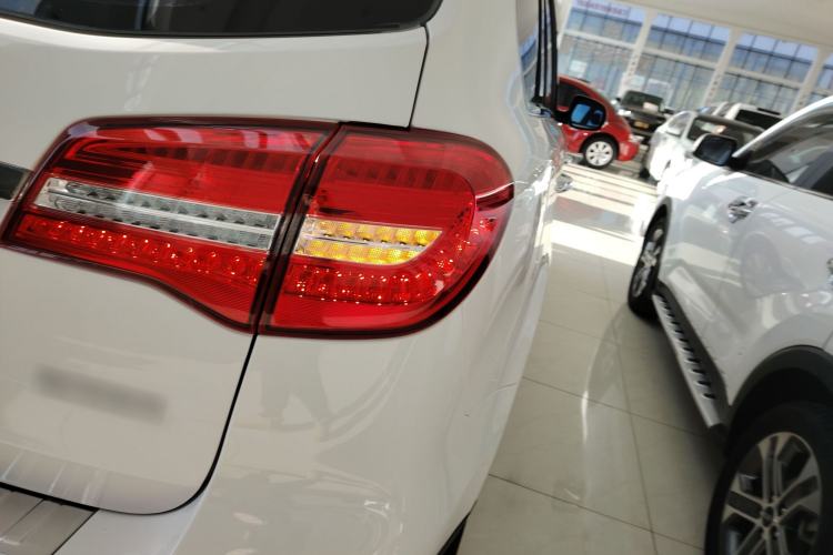 Used Haval H8 2015 2.0T two-wheel drive Comfort trim level
