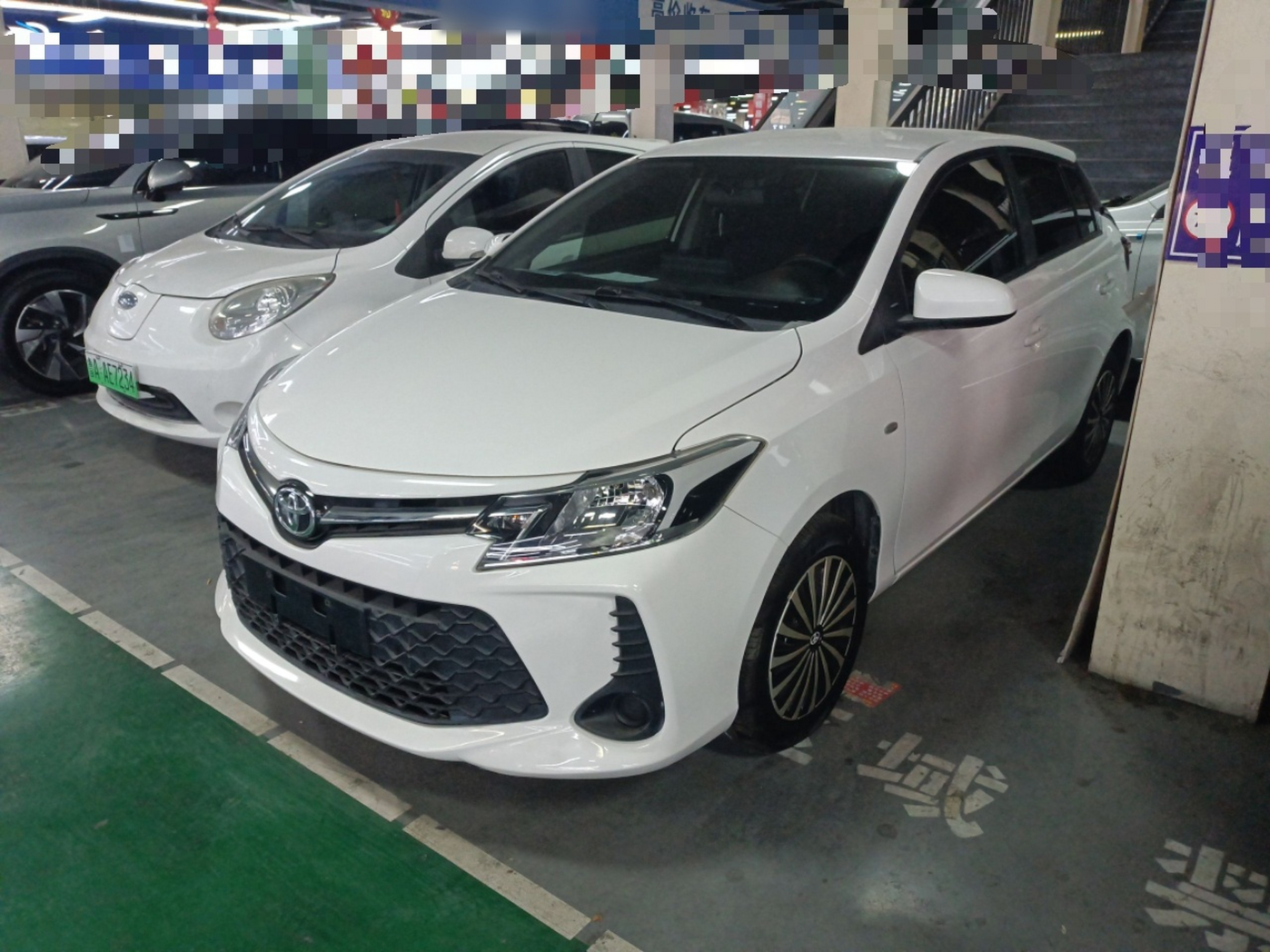 تحت مقدمة السيارة