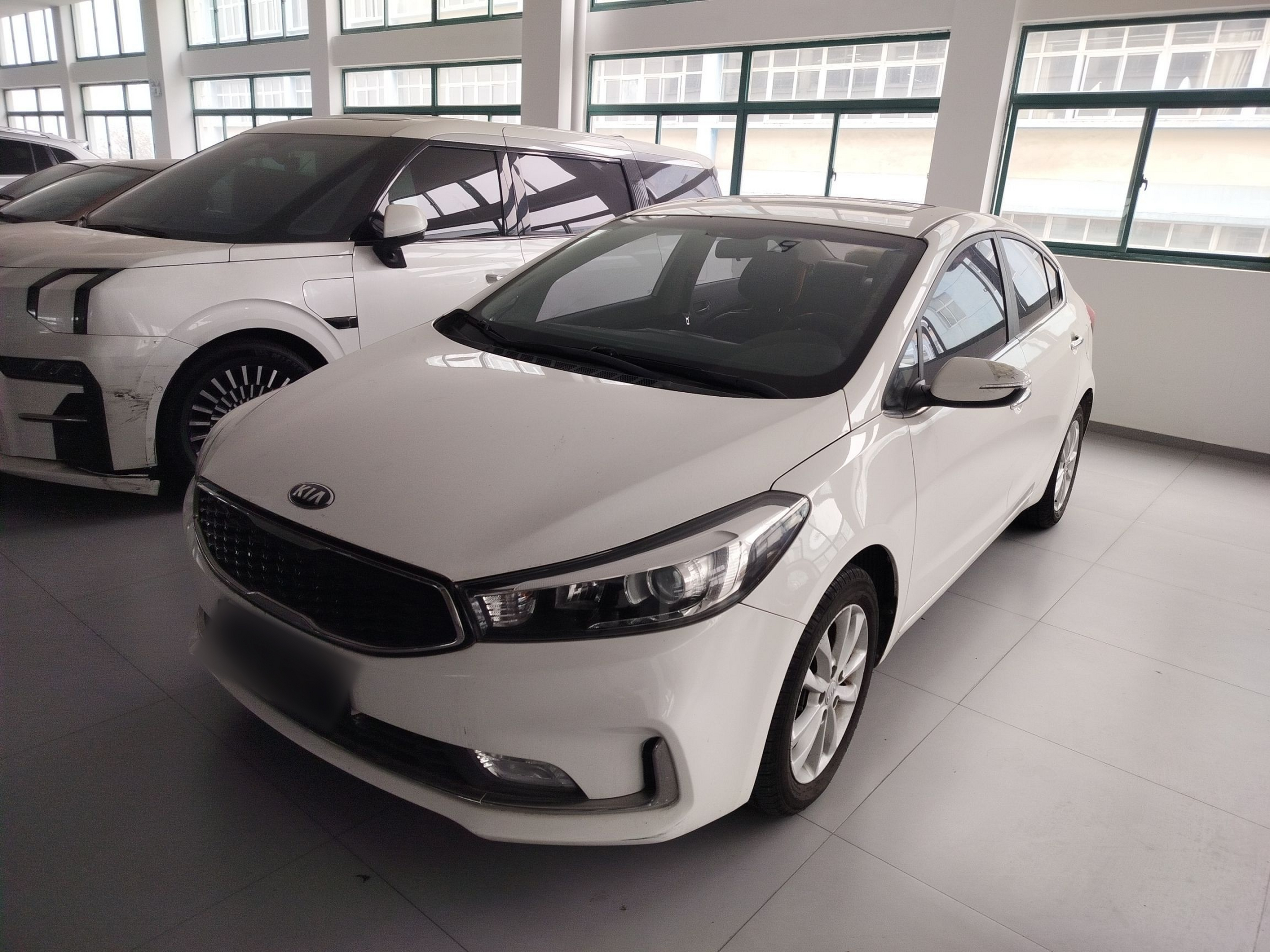 Под передней частью автомобиля