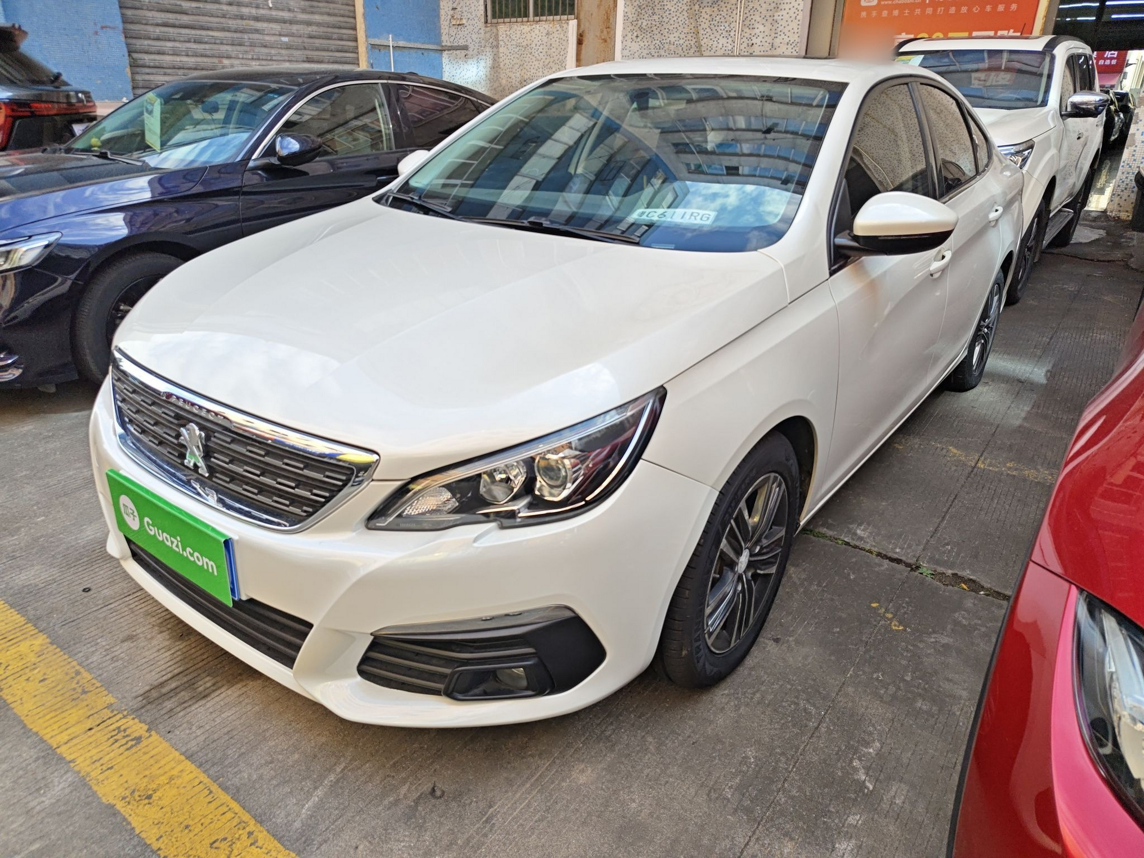 تحت مقدمة السيارة