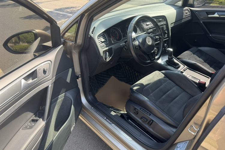 Used Volkswagen Golf 2018 230TSI Automatic Luxury Version
