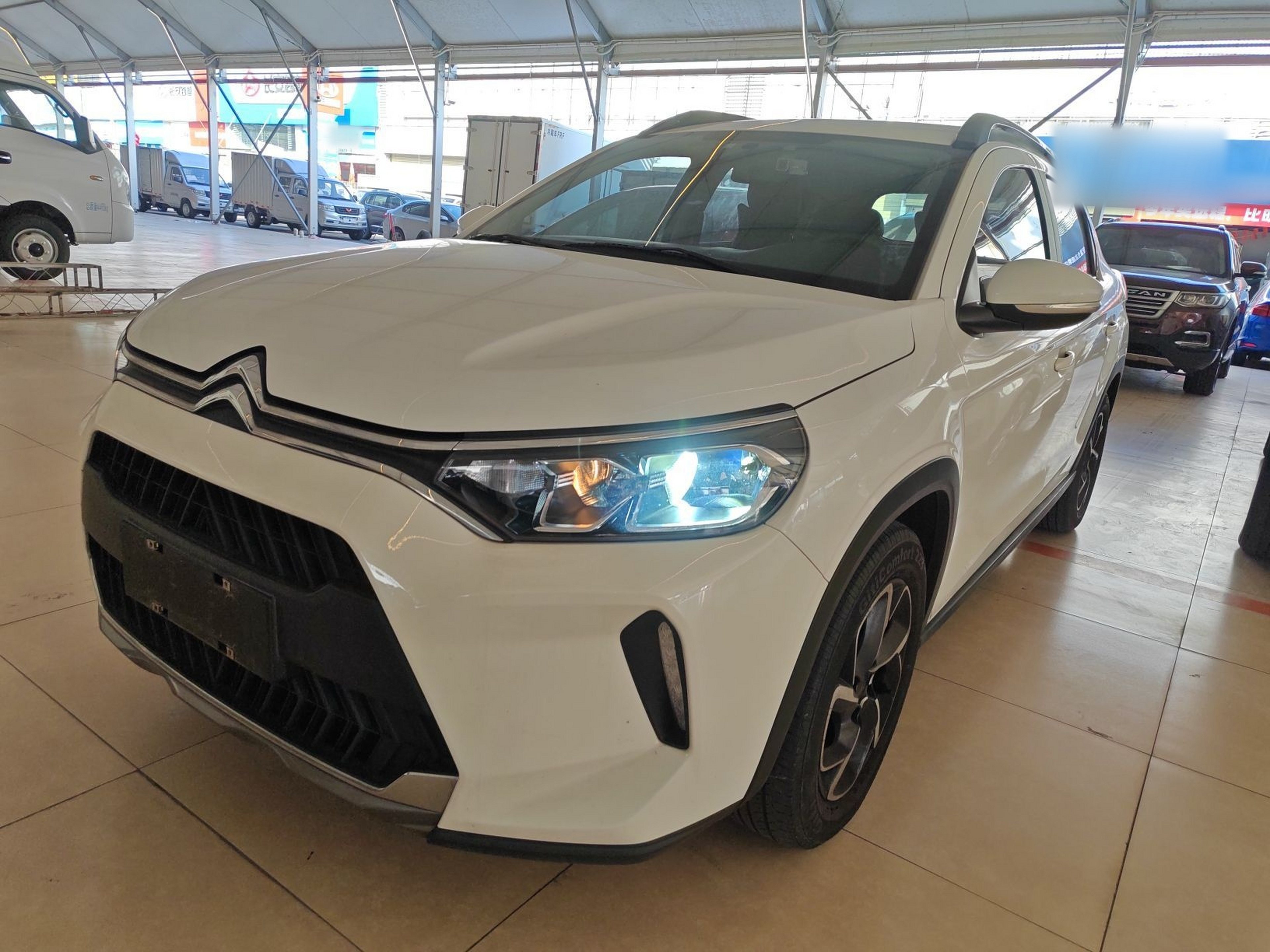 تحت مقدمة السيارة