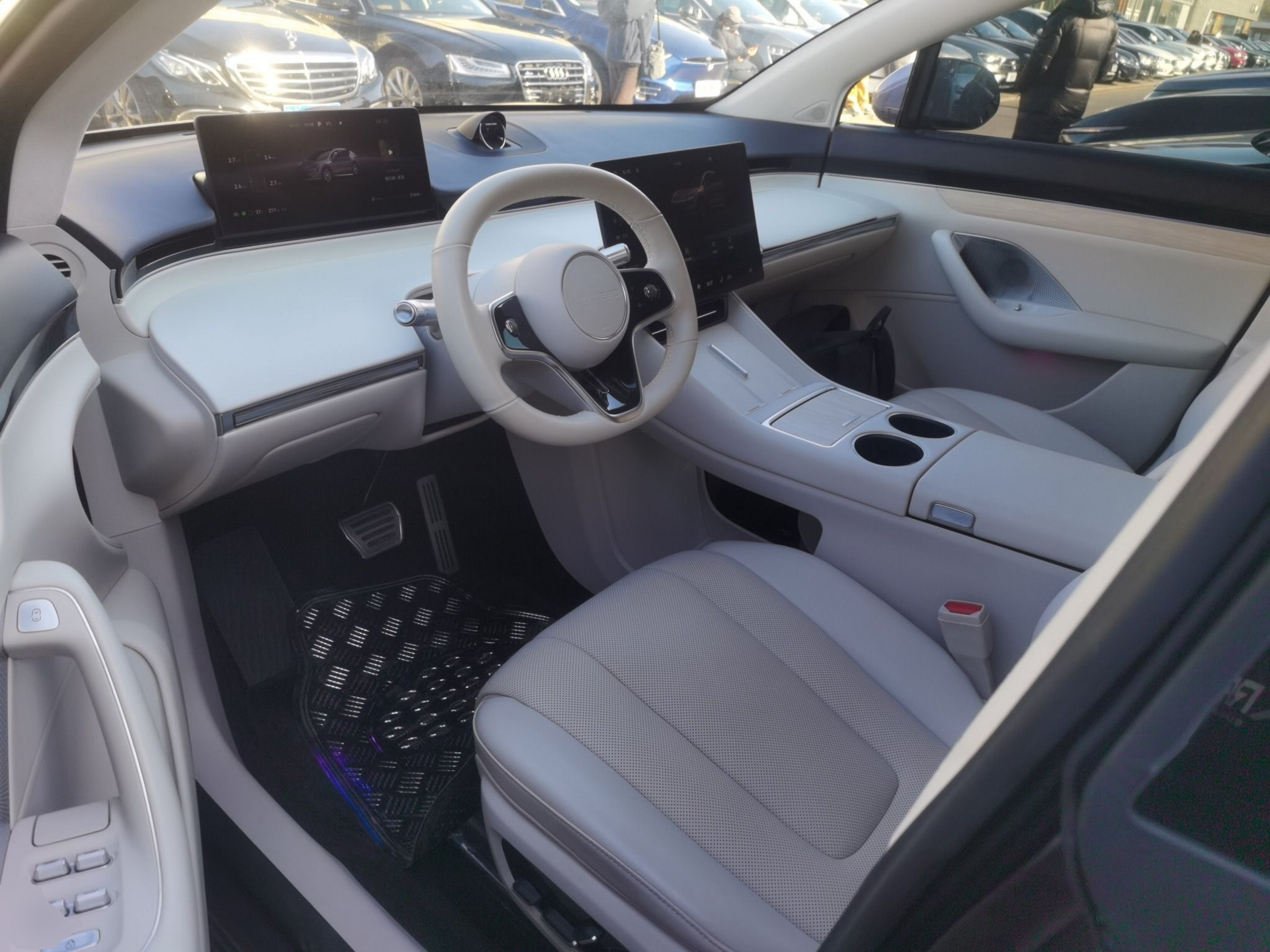 المقاعد الأمامية داخل السيارة