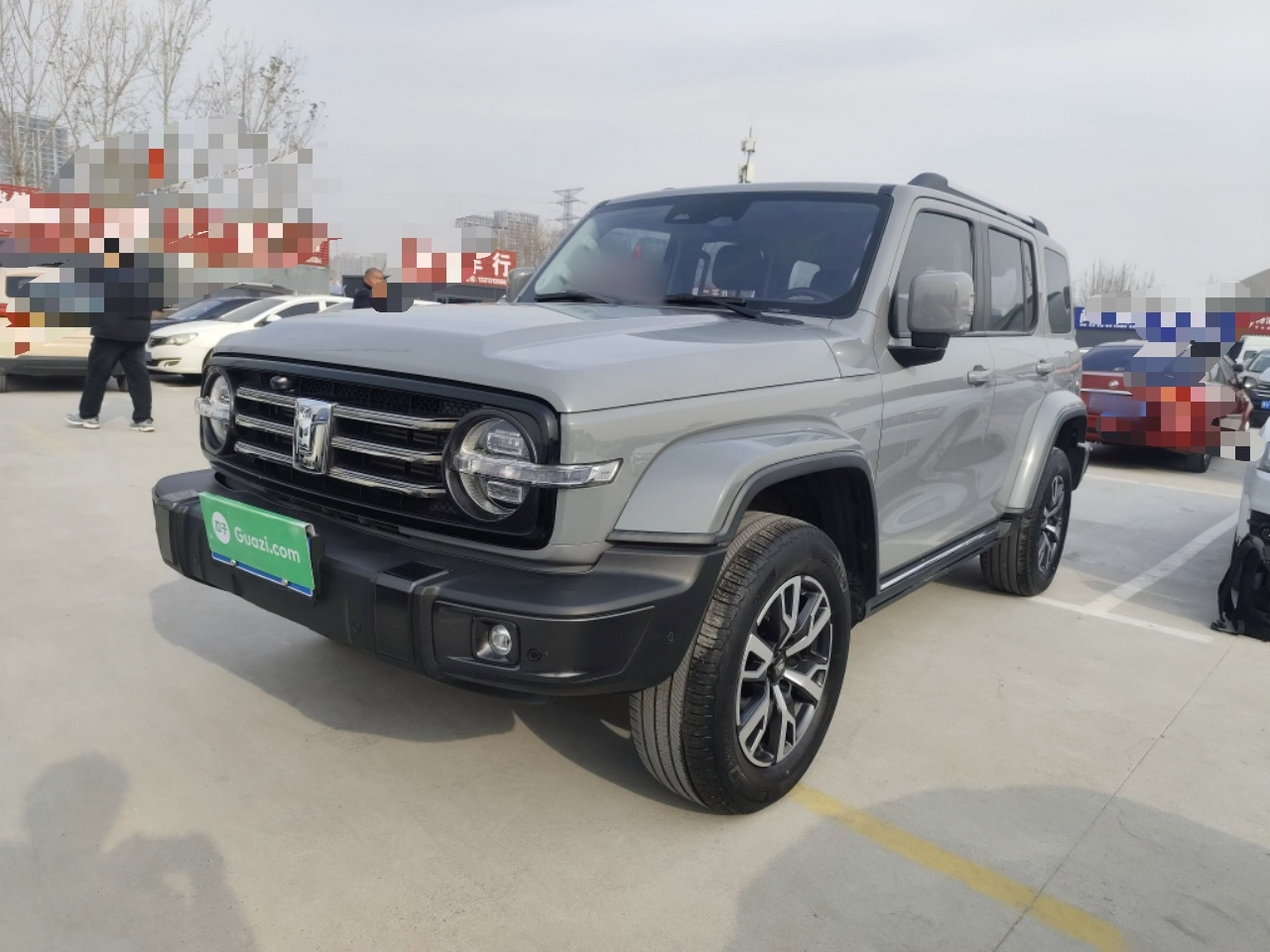 تحت مقدمة السيارة