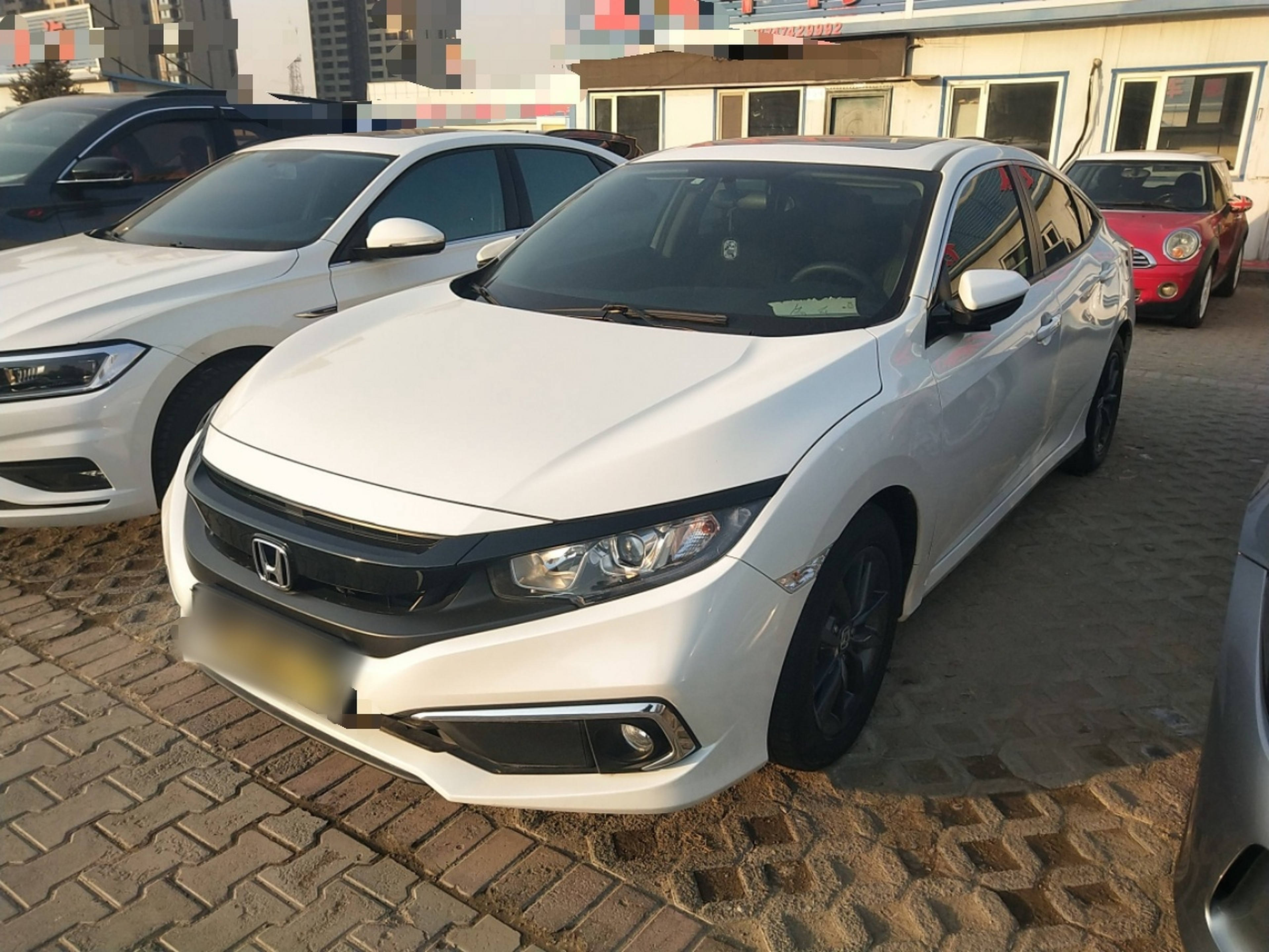 Под передней частью автомобиля