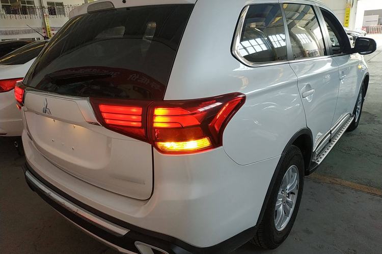 Used Mitsubishi Outlander 2016 2.0L Two-Wheel Drive Fashion Edition 5 Seats