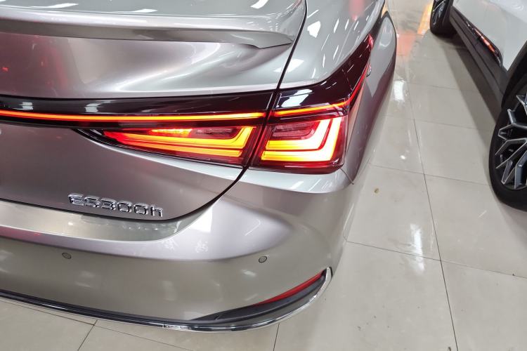 Used Lexus ES 2025 300h Deluxe Edition
