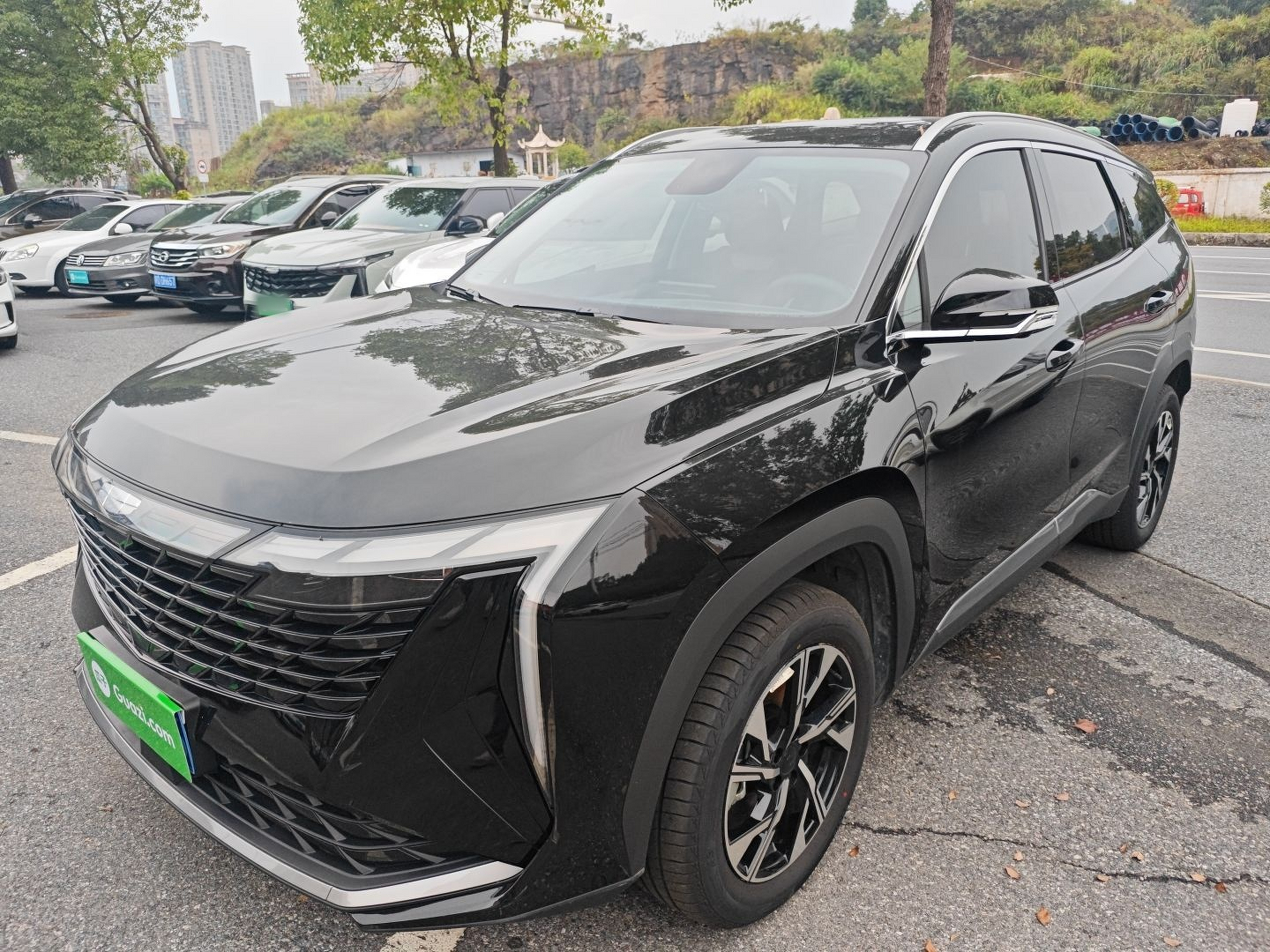 Под передней частью автомобиля