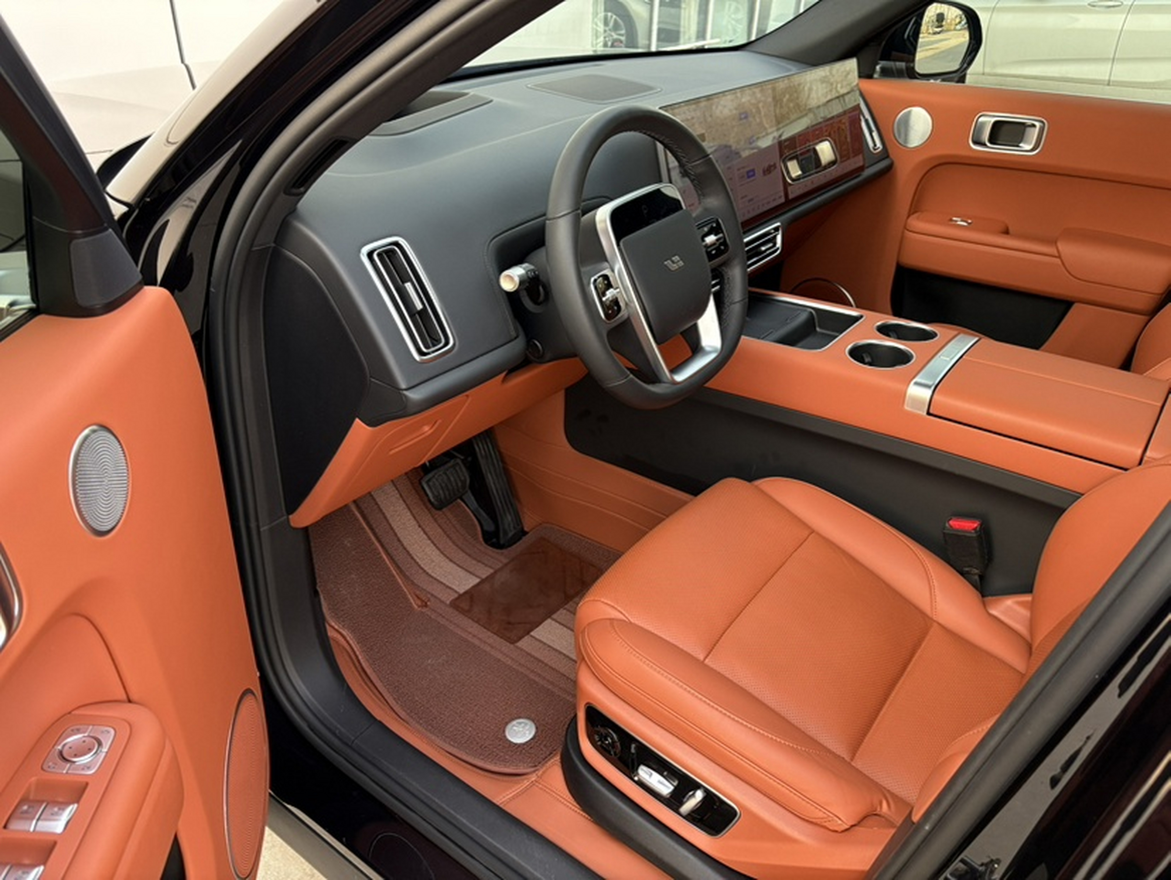 Переднее сиденье в автомобиле