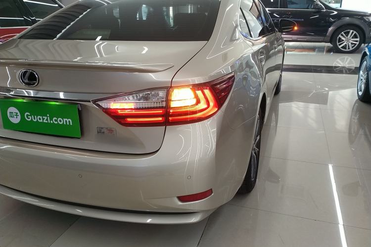 Used Lexus ES 2015 300h Comfort Edition
