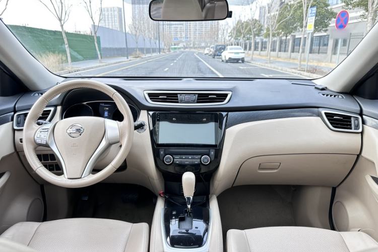 Used Nissan X-Trail 2014 2.5L CVT Leading Edition 4WD
