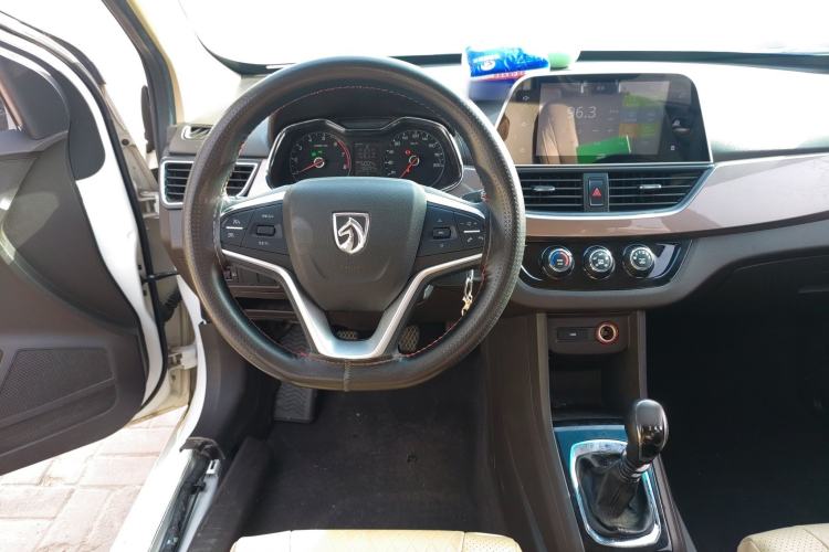 Used Baojun 310W 2017 1.5L Manual Fashion Model China V
