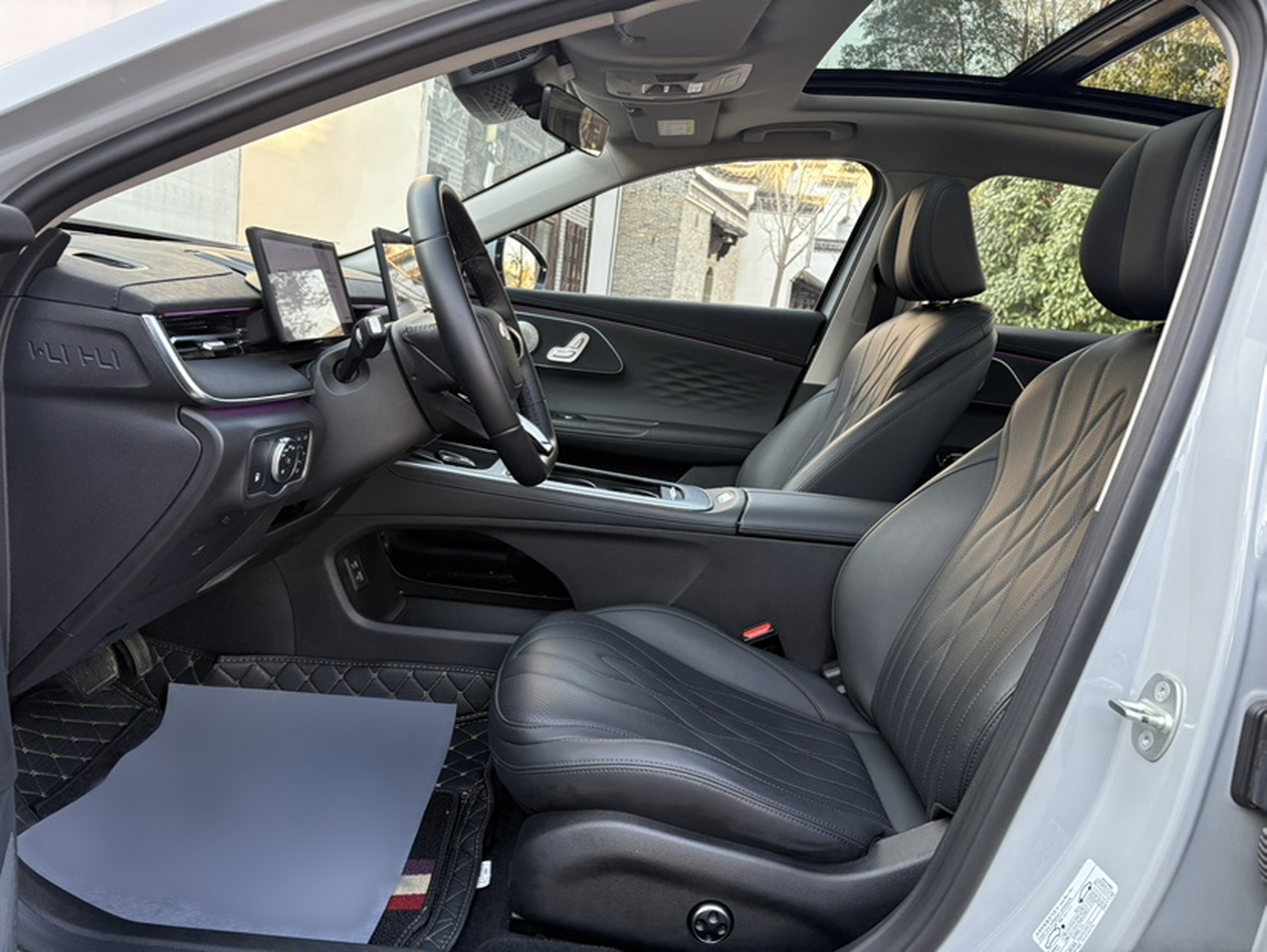 المقاعد الأمامية داخل السيارة