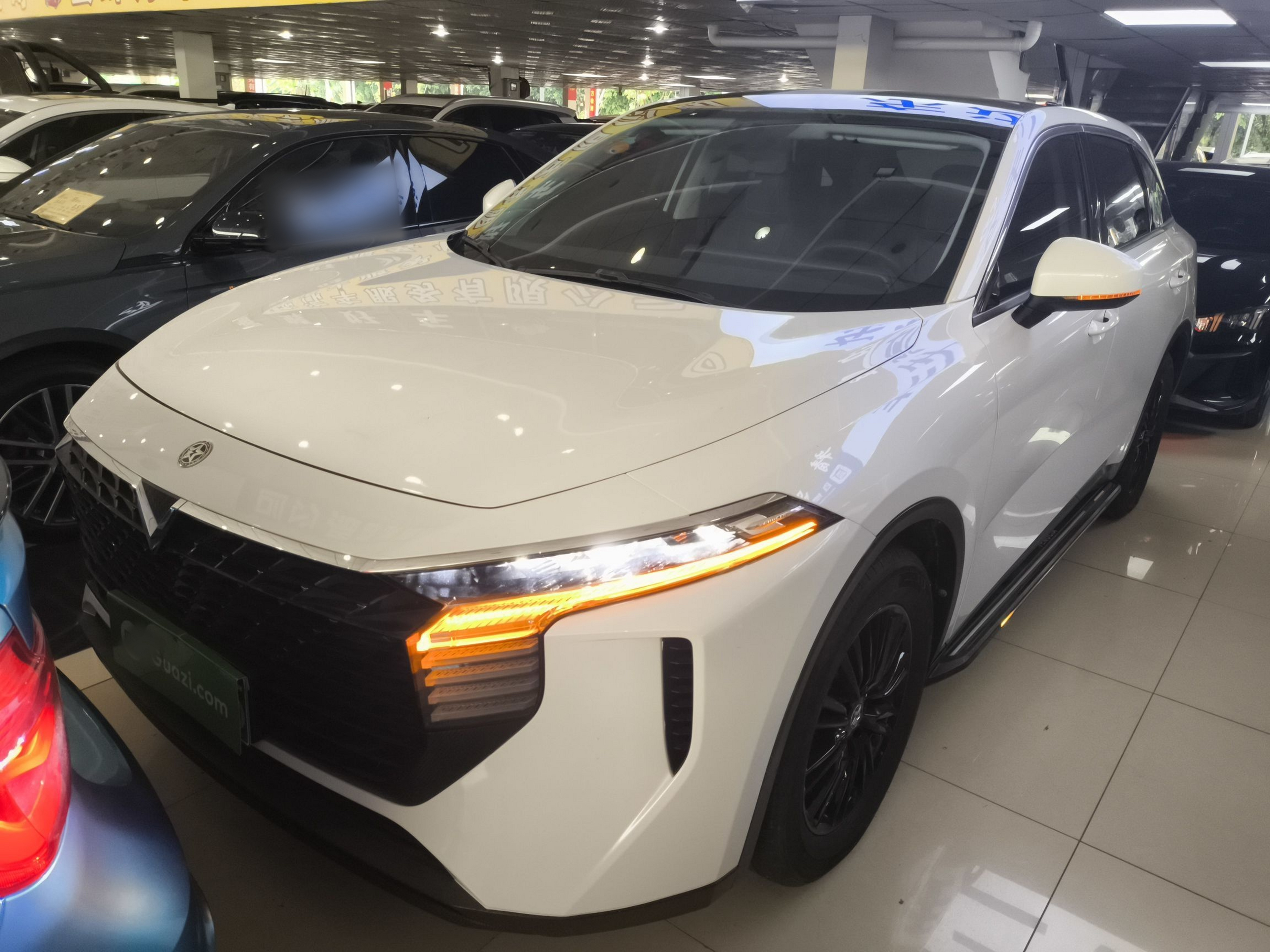 Под передней частью автомобиля