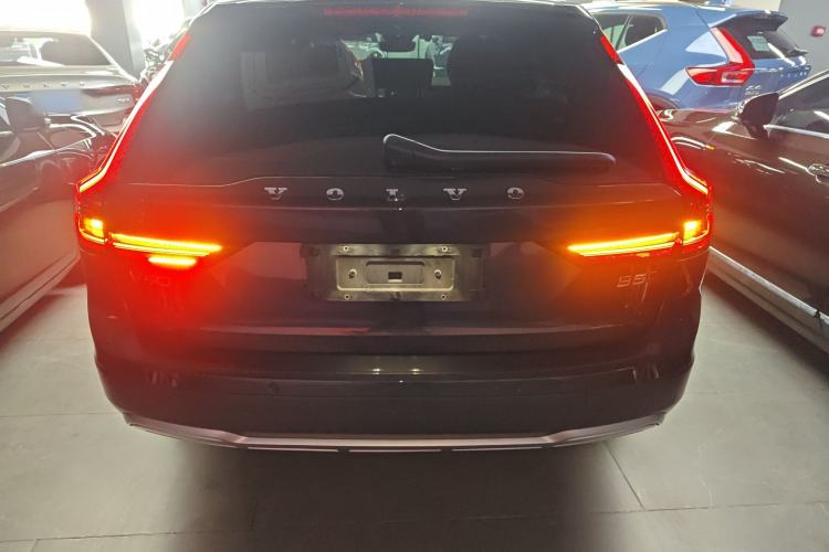 Used Volvo V90 2022 Cross Country B5 AWD Smart Range Edition