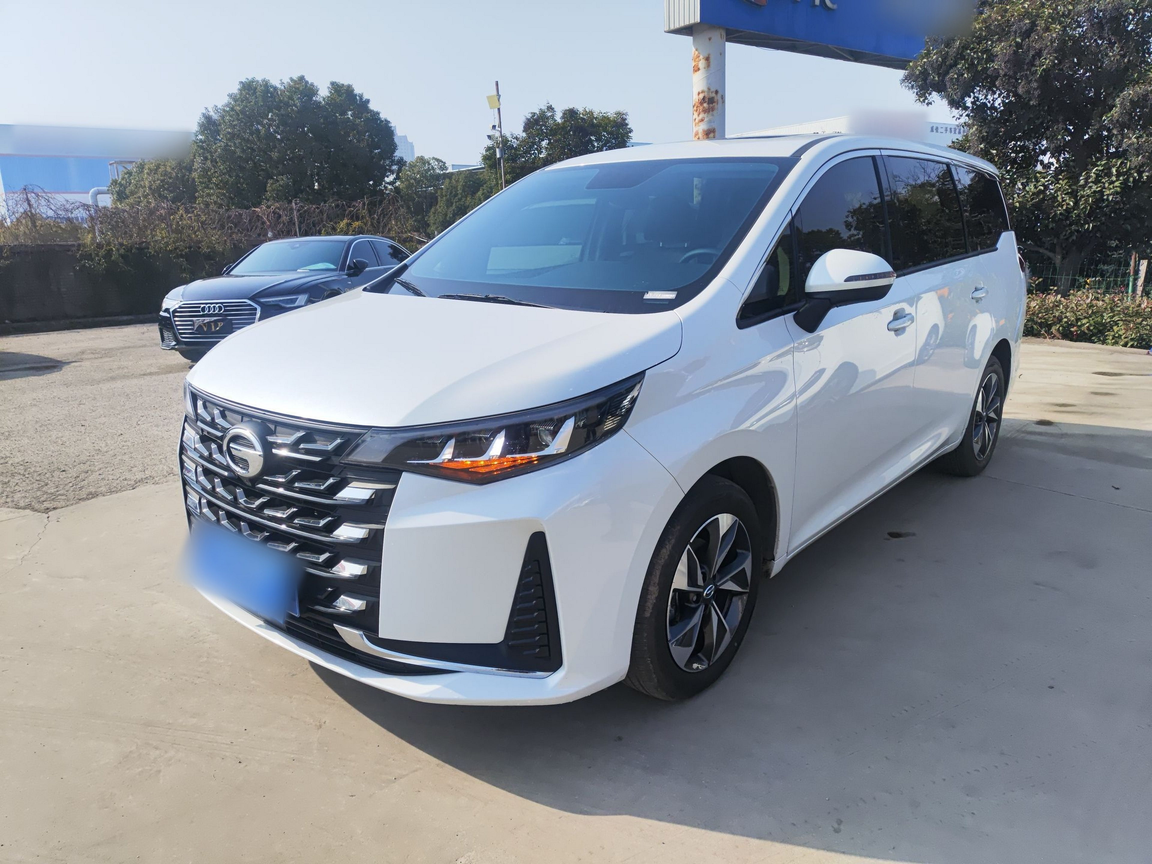 Под передней частью автомобиля