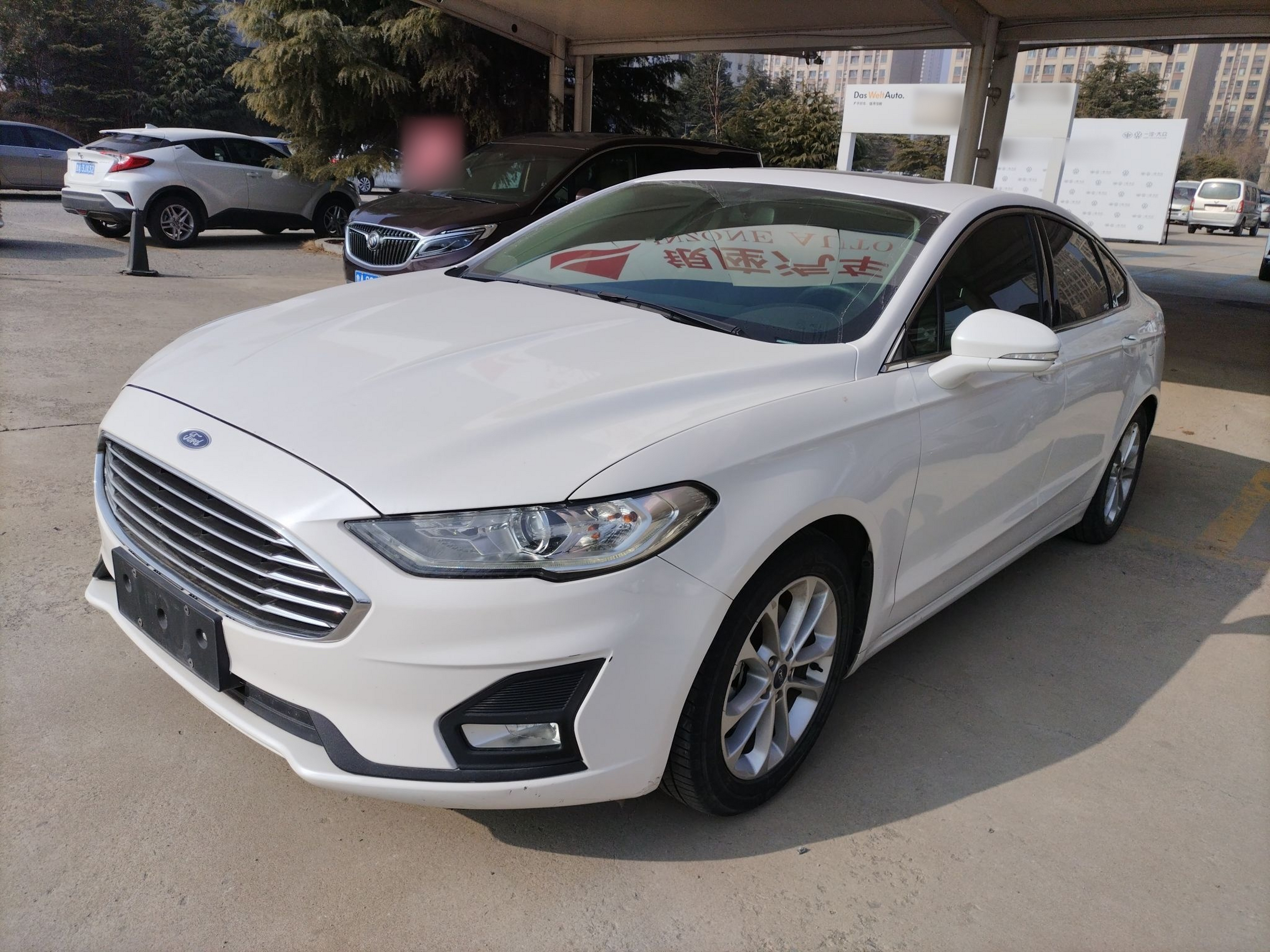 تحت مقدمة السيارة