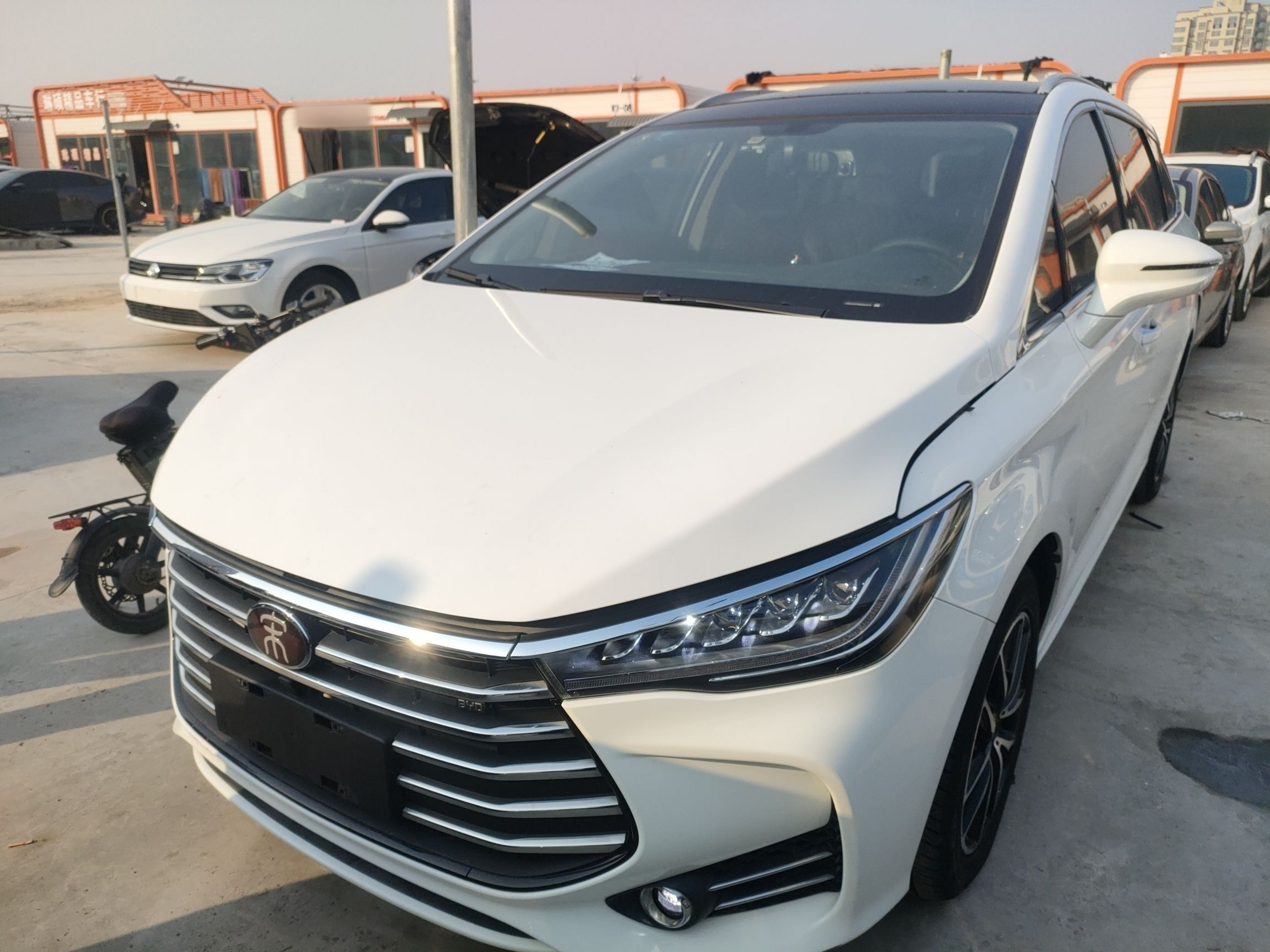 تحت مقدمة السيارة