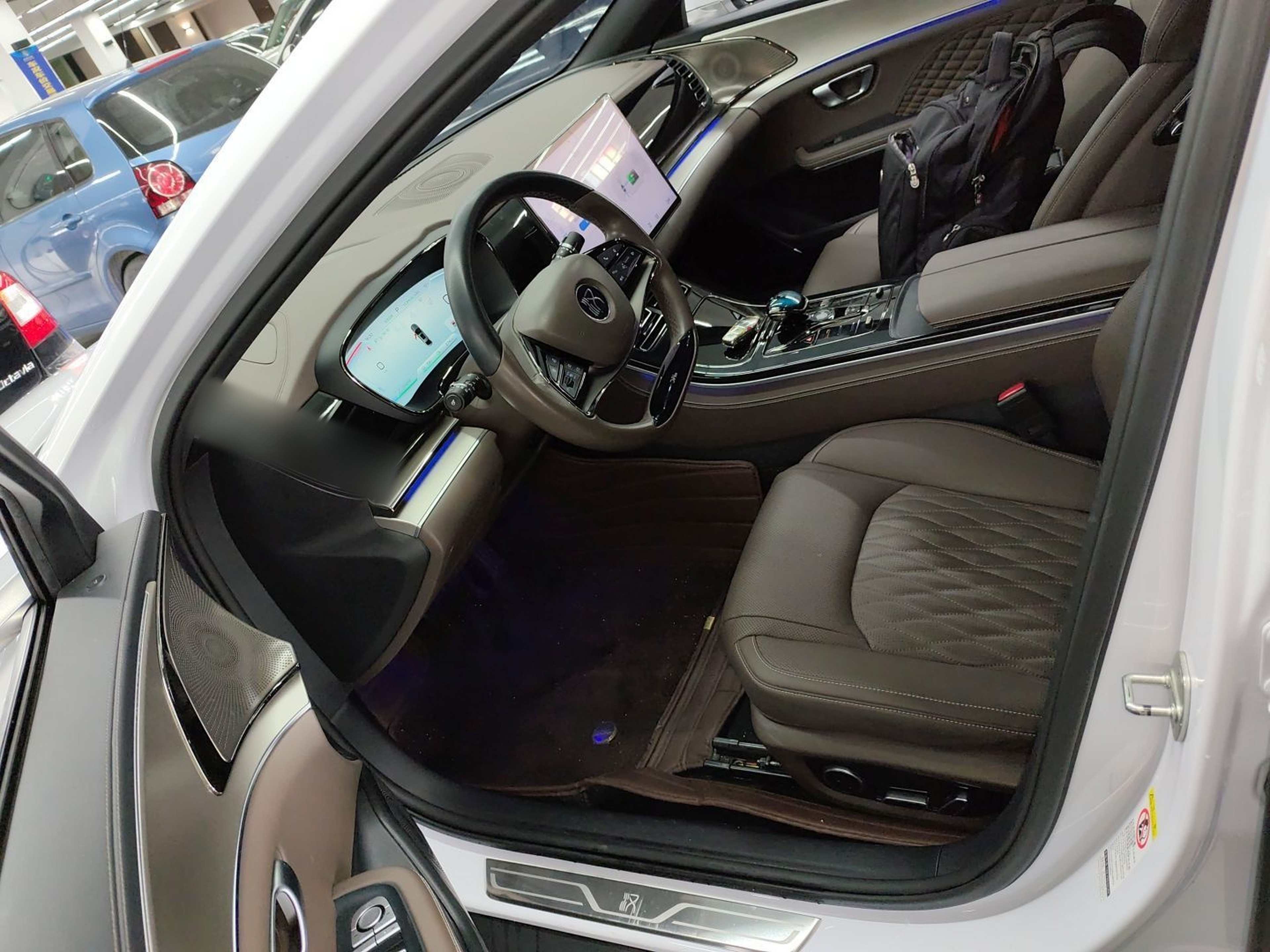 Переднее сиденье в автомобиле