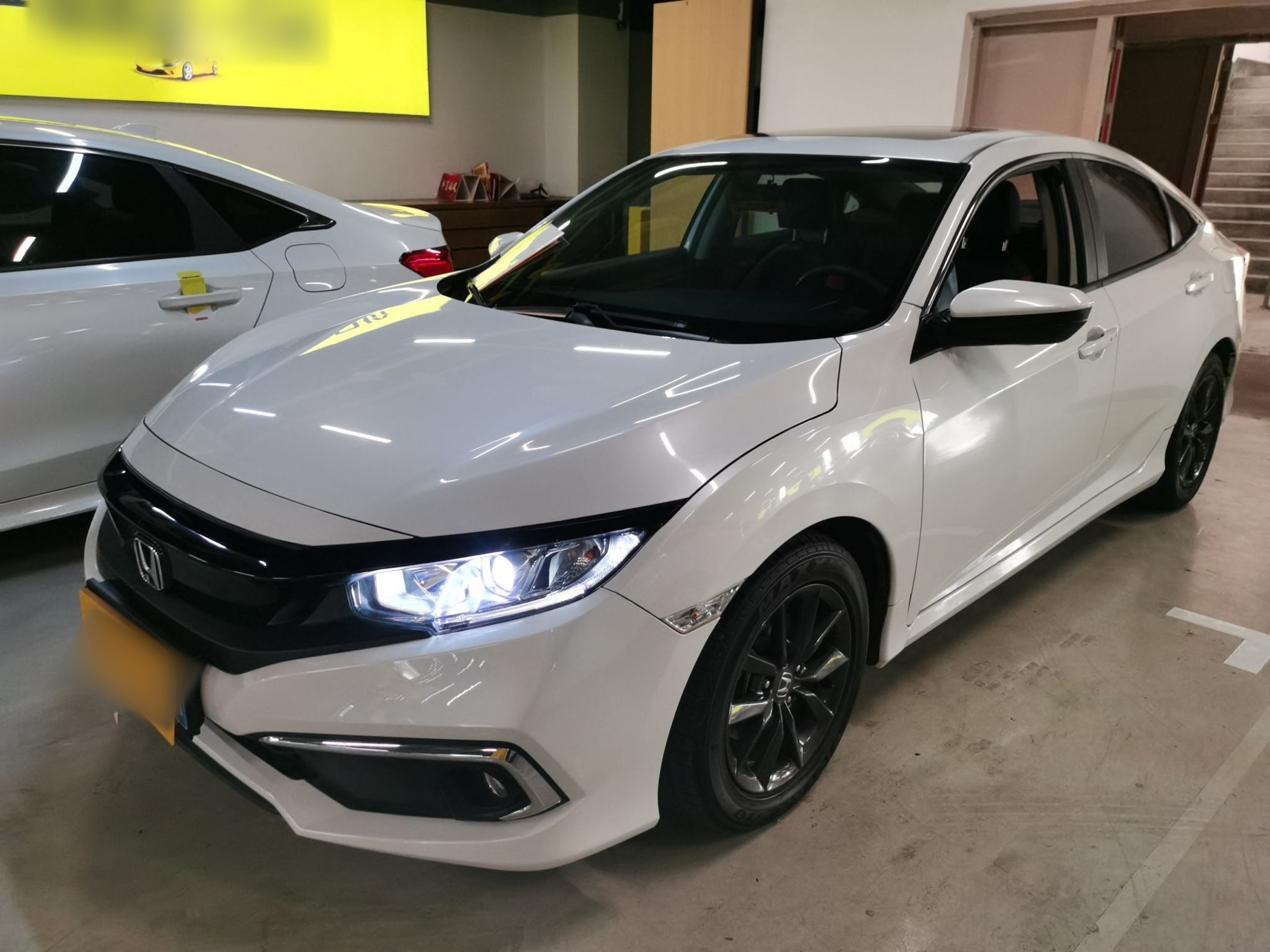 Под передней частью автомобиля