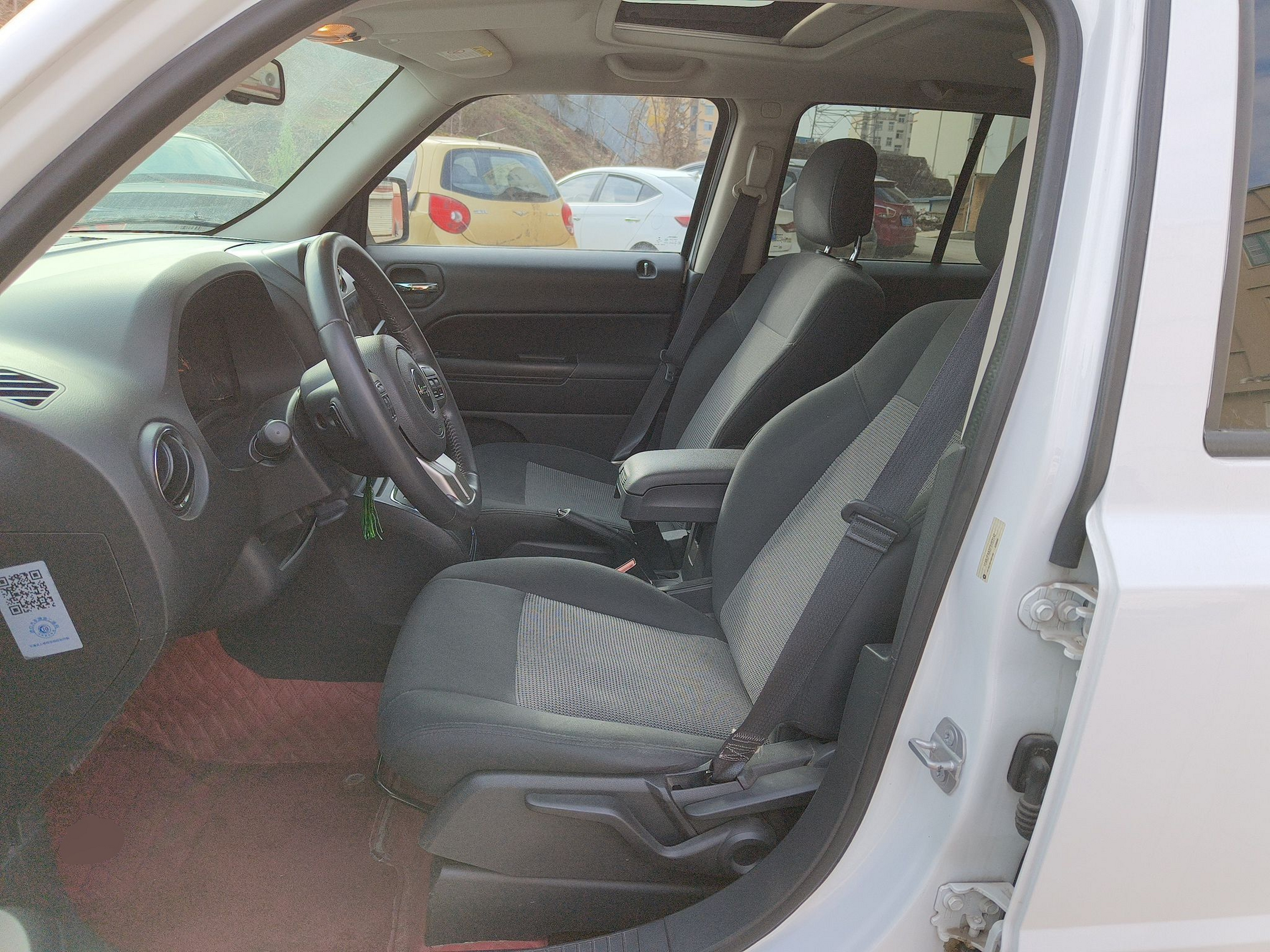 Переднее сиденье в автомобиле