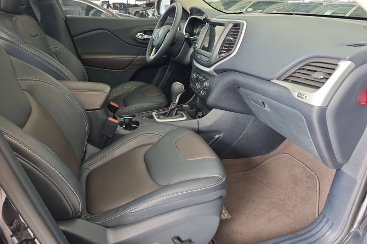 Used  Cherokee 2017 2.4L Excellence Edition