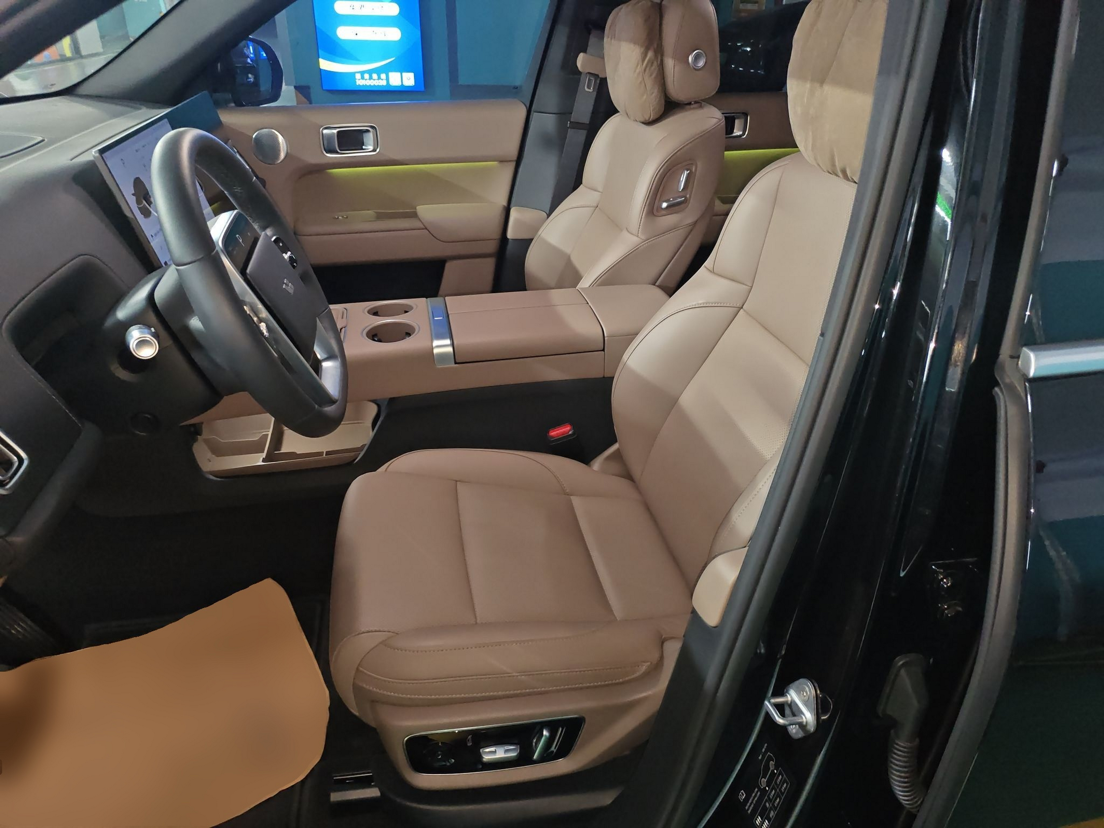 المقاعد الأمامية داخل السيارة