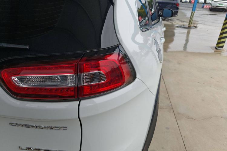 Used  Cherokee 2017 2.4L Leading Smart Edition
