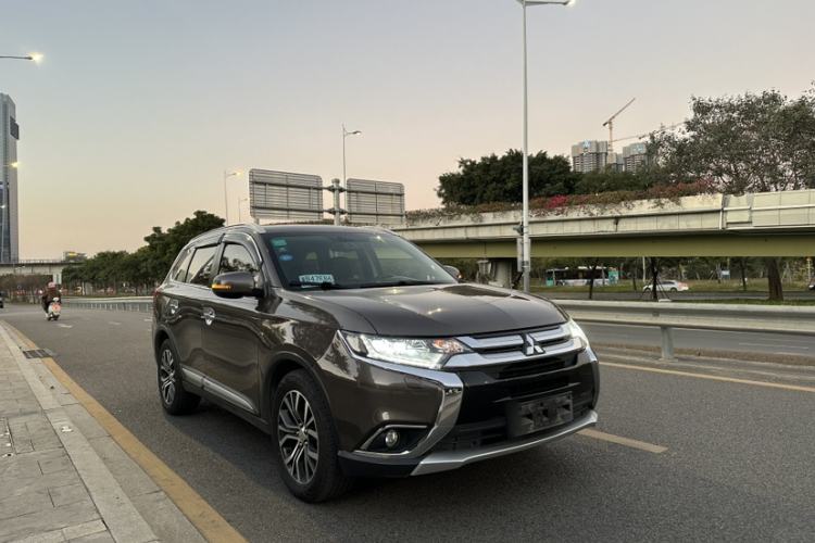 Used Mitsubishi Outlander 2016 2.4L 4x4 Luxury Edition 7-Seater