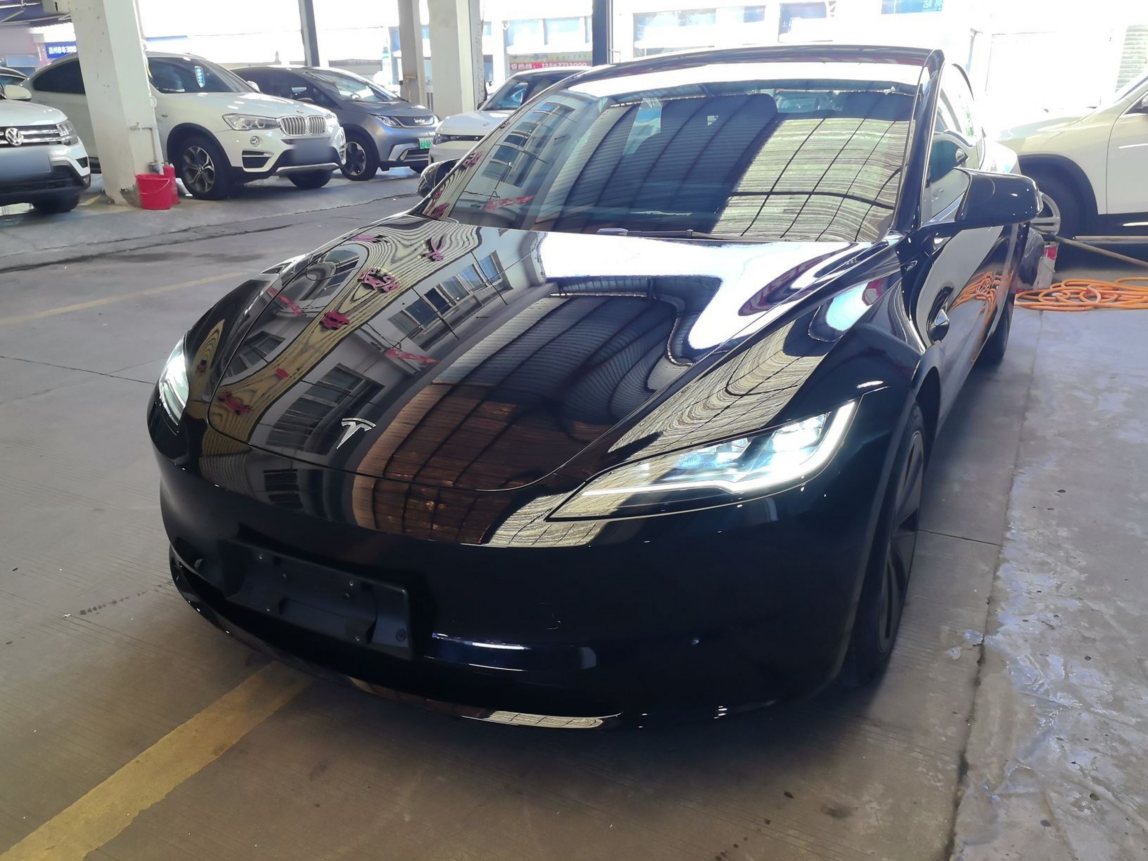 تحت مقدمة السيارة