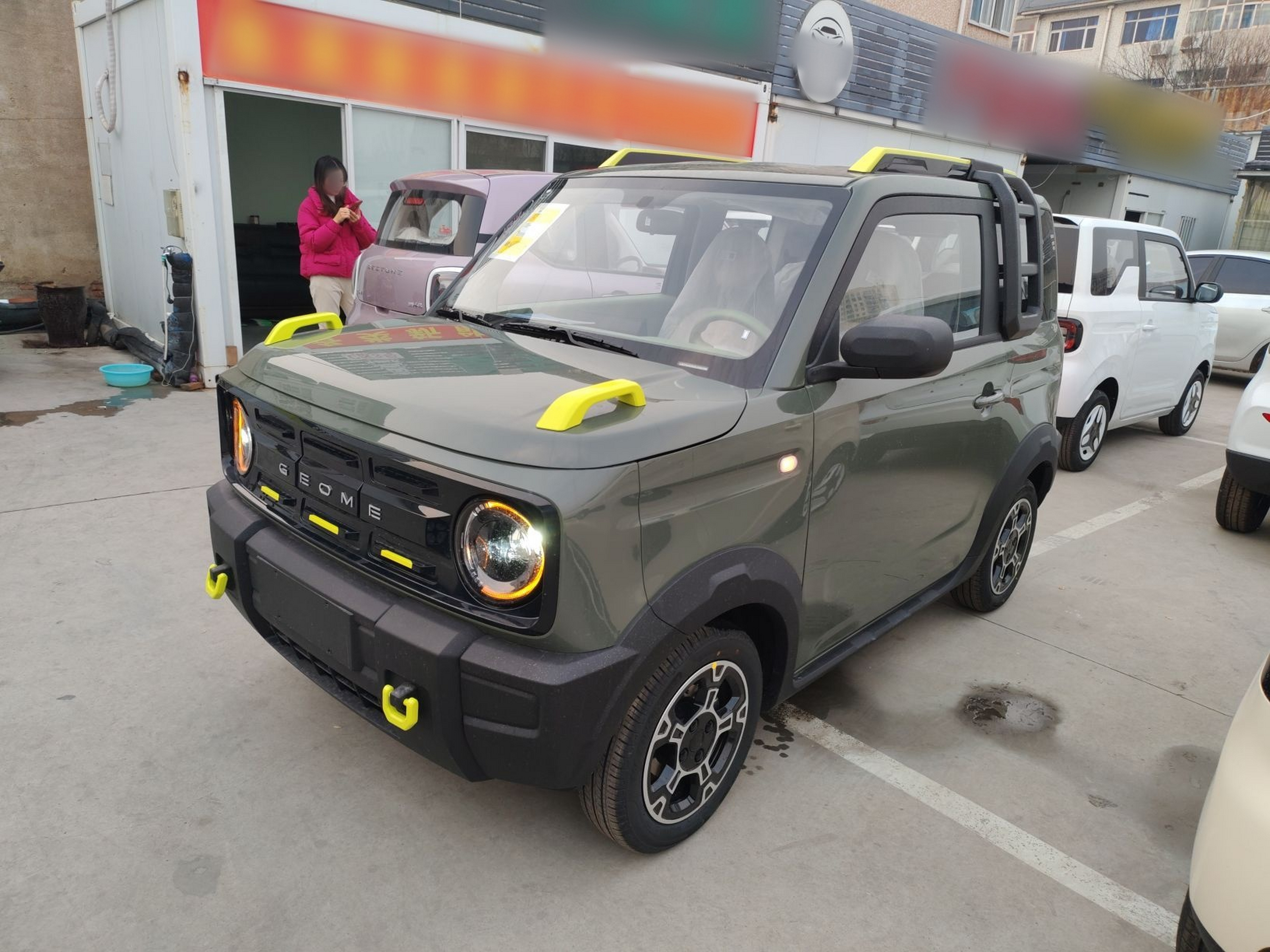 تحت مقدمة السيارة