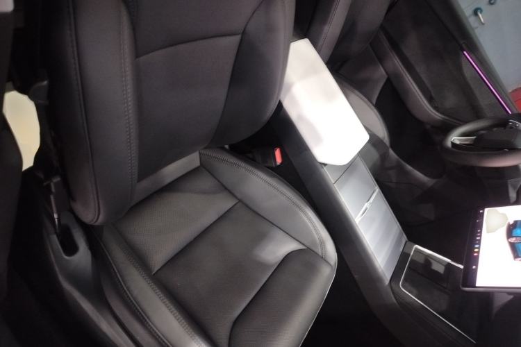 Used Tesla Model Y 2025 Long-Range All-Wheel-Drive Version
